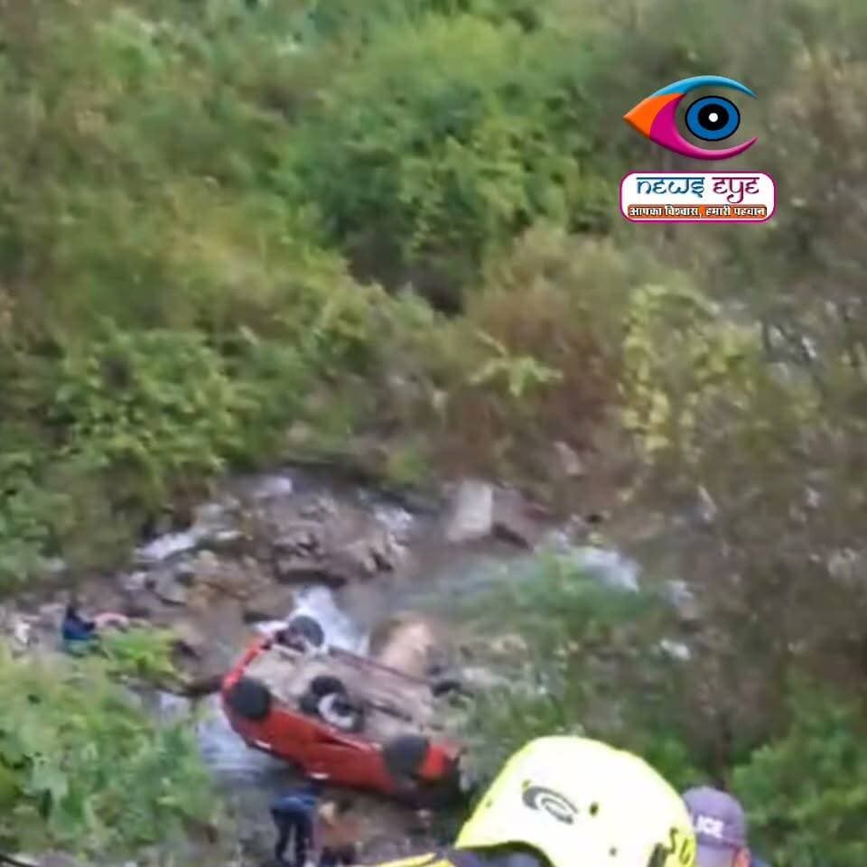 कालसी-चकराता मार्ग पर आज सुबह एक कार के खाई में गिरने से पांच लोग घायल हो गए। घायलों को नजदीकी अस्पताल में भर्ती कराया गया है। दुर्घटना, 'सहिया से पहले लालपुल के नजदीक हुई, जहां एक कार, सड़क से करीब 35 मीटर नीचे खाई में गिर गई। पुलिस और एसडीआरएफ को सूचना मिली कि, कार में कुछ लोग फंसे हुए हैं।