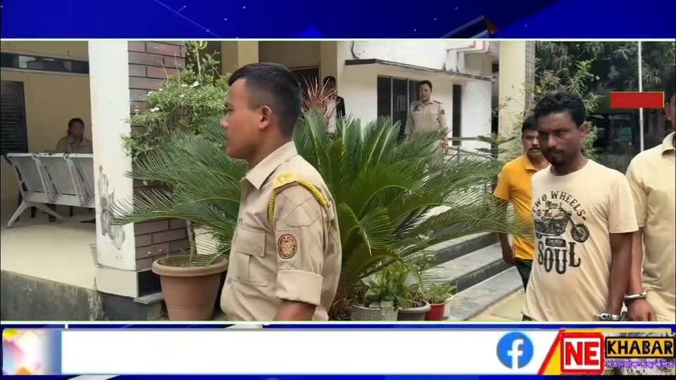 👉 গোৱালপাৰা জিলাৰ অসম-মেঘালয় সীমান্তৰ দামৰাৰ গুলীচালনাৰে জড়িত আন দুজনক গ্ৰেপ্তাৰ ৷
👉 কালি নিশা দুধনৈ আৰক্ষীয়ে অভিযান চলাই আজাদ আলী আৰু মফিদুল ইছলামক গ্ৰেপ্তাৰ কৰে ৷ দুয়োৰে ঘৰ অসম-মেঘালয় সীমান্তৰ দামৰাত ৷
👉 গ্ৰেপ্তাৰ কৰা দুয়ো গুলীবিদ্ধ হৈ মৃত্যু মুখত পৰা ব্যৱসায়ী আবু ছায়েদৰ সৈতে একেলগে ডেম্পৰ ব্যৱসায় কৰিছিল বুলি জানিবপৰা গৈছে ৷
👉 উল্লেখ্য যে, ইয়াৰ পূৰ্ৱে আবু ছায়েদৰ ভাতৃ ছাবুল ইছলাম আৰু কৰ্মচাৰী নায়ৱ আলীক গ্ৰেপ্তাৰ কৰিছিল ৷
গোৱালপাৰাৰ পৰা চিন্টু নাথৰ ৰিপৰ্ট
#nekhabar #assam #goalpara #dudhnoi #police
