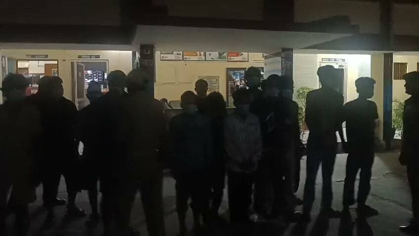 श्रीनगर के सुमाणी में हुडदंग मचा रहे 15 लोगों को रात को कोतवाली उठा लायी पुलिस... see more