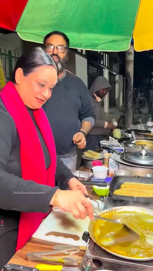 Viral Couple selling Desi Cooker wala Mutton And Chicken in West Delhi Rajouri Garden
#streetfood #foodreels #nonvegfood #delhifood #indianfood