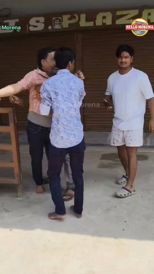 कनेक्शन काटा तो बिजली कंपनी की टीम से भिड़ गया दुकानदार। बोला, साइन करके जाना👇
मामला शनिवार की दोपहर अम्बाह नगर का है। हालांकि मौके पर मौजूद लोगों ने दुकानदार को समझाबुझाकर शांत कराया दिया।