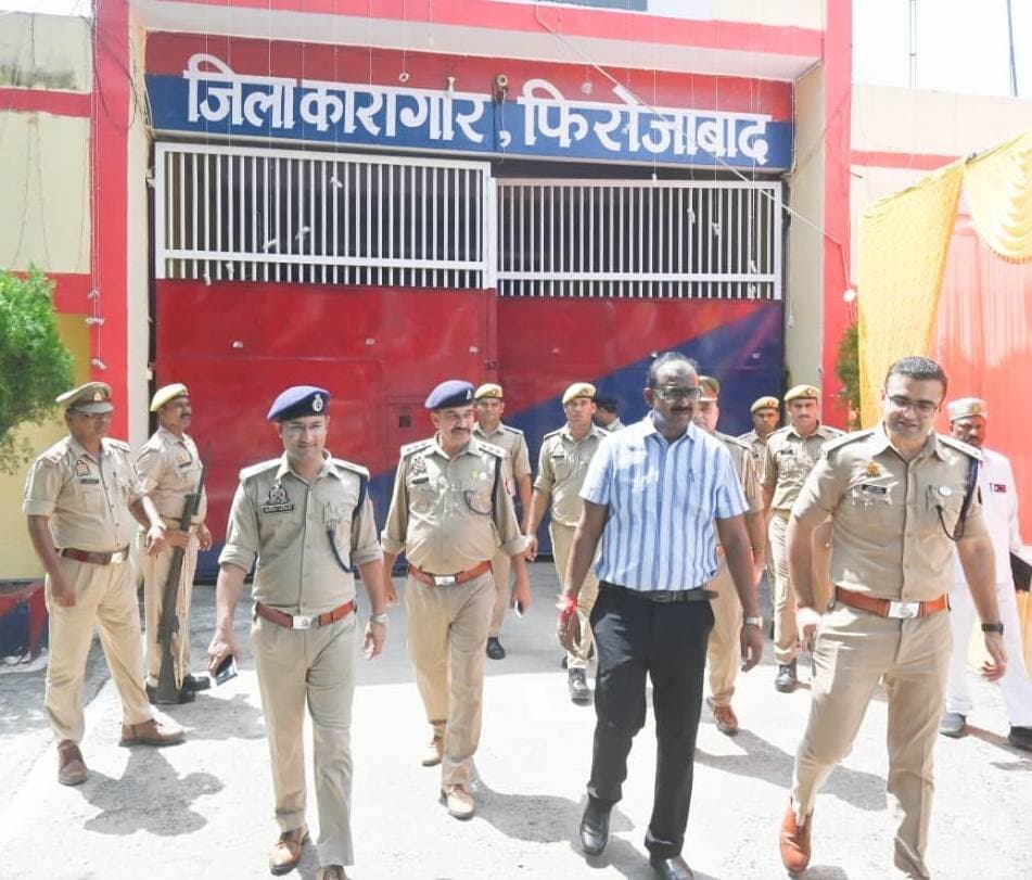 फिरोजाबाद जिला कारागार में मचा हड़कंप! DM-SSP ने किया औचक निरीक्षण
फिरोजाबाद जिलाधिकारी संतोष कुमार शर्मा एवं वरिष्ठ पुलिस अधीक्षक आदित्य लांगे द्वारा जिला कारागार का औचक निरीक्षण किया गया।
निरीक्षण के दौरान कारागार की सुरक्षा व्यवस्था, बैरकों, भोजन व्यवस्था, साफ-सफाई, चिकित्सा सुविधाओं तथा बंदियों को उपलब्ध सुविधाओं का गहनता से निरीक्षण किया गया।
अधिकारियों ने सुरक्षा मानकों का कड़ाई से अनुपालन, साफ-सफाई और बंदियों को शासन द्वारा निर्धारित सुविधाएं देने के निर्देश दिए।
#Firozabad #FirozabadNews #JailInspection #DMFirozabad #SSPFirozabad #UPNews #DistrictJail #FirozabadBreaking #DDMNews
