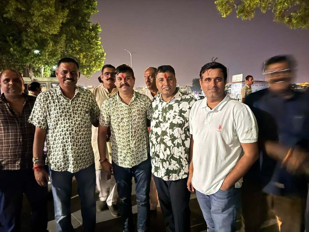 रक्षाबंधन के दिन आज देर शाम एक युवती ने फतेहसागर में छलांग लगा दी
पास ही खड़े डॉक्टर नरेंद्र देवल तहसीलदार रणजीत सिंह बिट्टू एवं अन्य साथियों ने मिलकर युवती को बड़ी मशक्कत के बाद बाहर निकाला
युवती ने सुसाइड करने के उद्देश्य से छलांग लगाई थी और घर पर सुसाइड नोट छोड़कर आने की बात भी कही थी
काफी समझाइश एवं मशक्कत के बाद उसकी जान बचाकर पुलिस के सुपुर्द किया गया ताकि युवती को परिजनों को सौपा जा सके