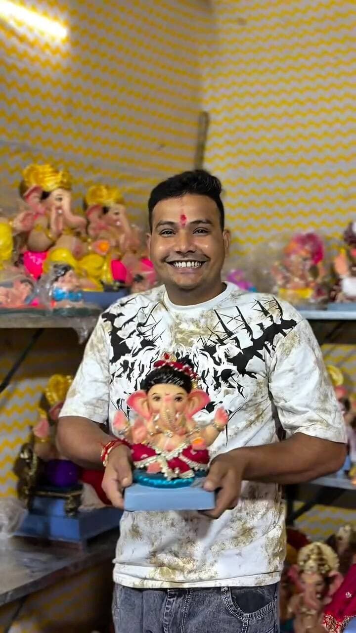 इस गणेश उत्सव अपने घर बप्पा को लाने के लिए जुनी शुक्रवारी, मुरलीधर मंदिर, के पास में जरूर आएं। 🙏❤️ शुद्ध मिट्टी से बनी सुंदर गणेश जी की मूर्तियां और सजावट के साथ मूर्तियां उपलब्ध हैं। 🌺
📞 मूर्तियों के लिए संपर्क करें: 8830454220
#GanpatiBappaMorya #GaneshChaturthi #GaneshMurti #Nagpur #ganpati2026
