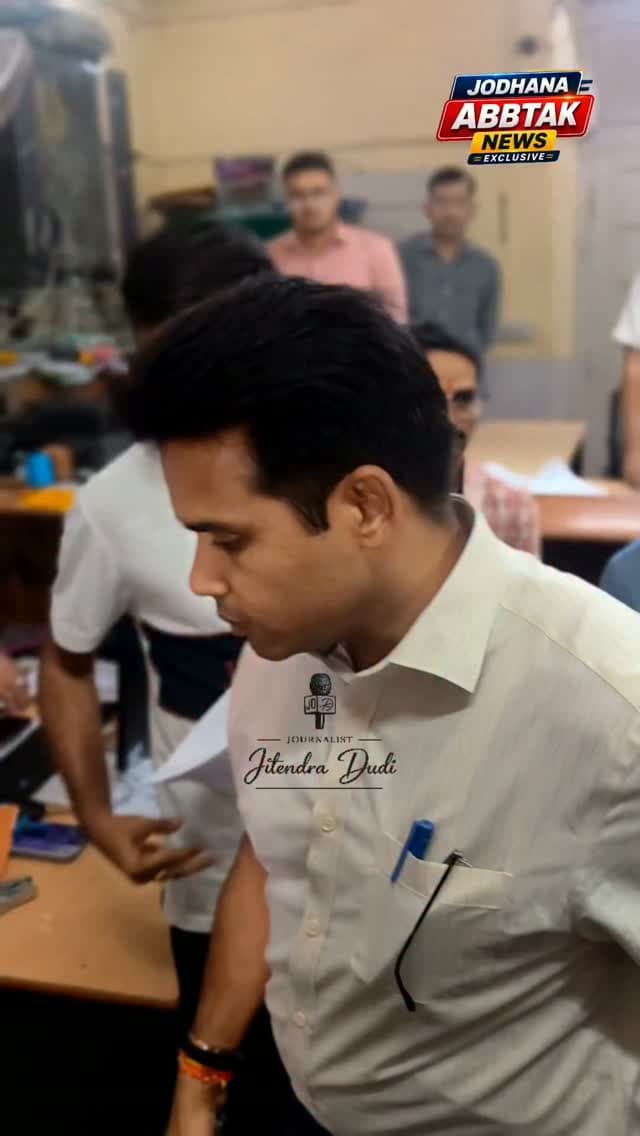 जिला कलेक्टर आलोक रंजन व अतिरिक्त जिला कलेक्टर जवाहर चौधरी ने नगर निगम क्षेत्र में रिटर्निंग अधिकारियों (आरओ) के कार्यालयों का निरीक्षण कर नामांकन प्रक्रिया और व्यवस्थाओं का जायजा लिया।