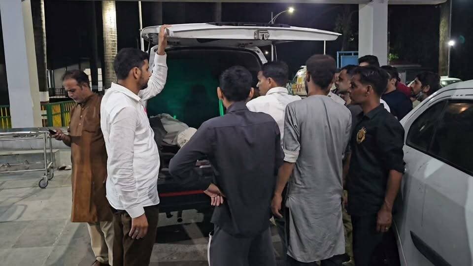 15 वर्षीय किशोरी की मौत से सनसनी, कथित नोट में युवक का नाम लिखे होने से मामला गंभीर
हल्द्वानी। क्षेत्र में 15 वर्षीय किशोरी की मौत के मामले ने गंभीर मोड़ ले लिया है। घटना के बाद परिवार में कोहराम मचा हुआ है। परिजनों का कहना है कि उन्हें एक कथित नोट मिला है, जिसमें एक युवक का नाम लिखे होने की बात सामने आई है।
परिजनों के अनुसार, कथित नोट में “Alqaif ने मेरा यूज़ किया” जैसी बात लिखी हुई बताई जा रही है। नोट के सामने आने के बाद परिवार ने पूरे मामले की निष्पक्ष और गंभीर जांच की मांग की है।
परिजनों का कहना है कि किशोरी पिछले कुछ समय से मानसिक रूप से परेशान थी। परिवार चाहता है कि कथित नोट की जांच की जाए और यह पता लगाया जाए कि आखिर किशोरी किन परिस्थितियों से गुजर रही थी।
घटना के बाद कई सवाल खड़े हो गए हैं। आखिर किशोरी की मौत के पीछे क्या कारण थे? कथित नोट में लिखी बात कितनी सही है? और उसमें नाम आने वाले युवक की इस पूरे मामले में कोई भूमिका है या नहीं?
इन सभी सवालों के जवाब अब पुलिस जांच और कथित नोट की जांच के बाद ही सामने आ सकेंगे।
पूरी खबर के लिए करे इंतजार