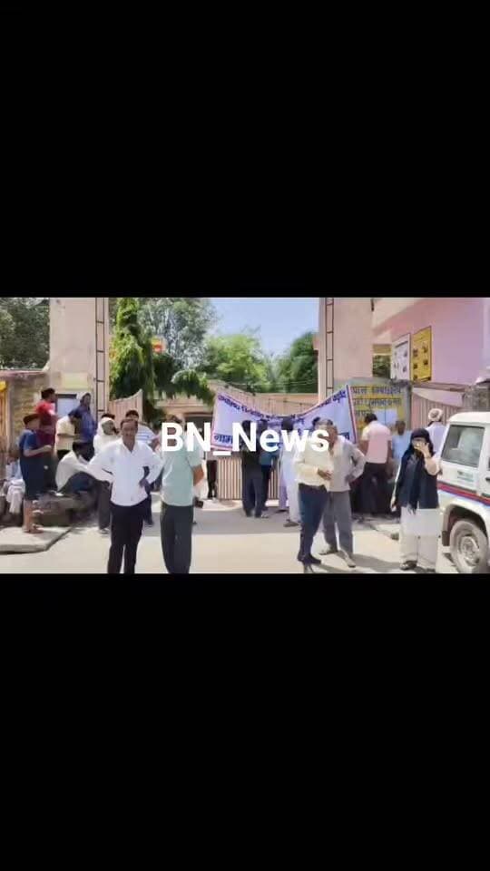 🔥 नामांकन के बहाने शक्ति प्रदर्शन!
बर्डोद नगरपालिका चुनाव के नामांकन को लेकर पंचायत समिति बहरोड़ में दावेदारों के साथ समर्थकों का उमड़ा सैलाब।
पंचायत समिति परिसर में लगा मेले जैसा माहौल, हर तरफ चुनावी चर्चा और समर्थकों की भीड़ नजर आई।
नामांकन के साथ ही दावेदारों ने दिखाया दम, समर्थकों ने बढ़ाया जोश! 🗳️🔥
#बर्डोद_नगरपालिका_चुनाव #निकाय_चुनाव2026 #बहरोड़ #नामांकन #चुनावी_माहौल #BN_News