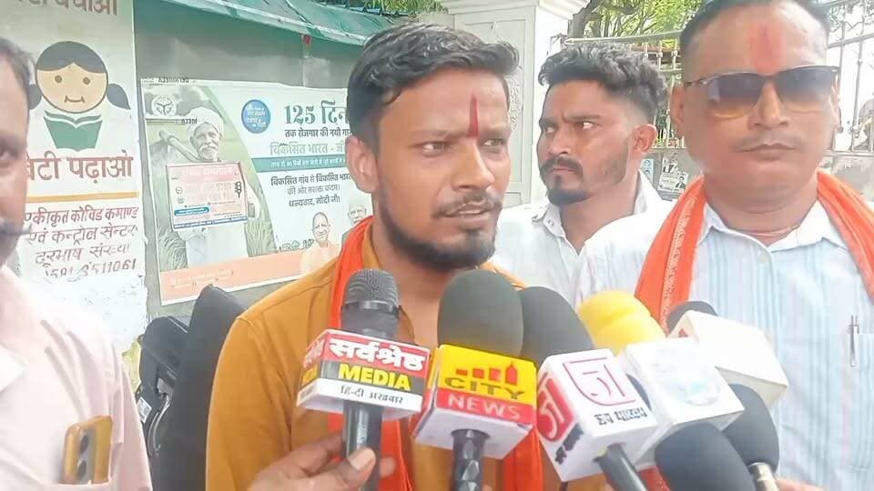 रक्षाबंधन कार्यक्रम में अव्यवस्था का आरोप, महिला की मौत की निष्पक्ष जांच की मांग
बरेली। बरेली क्लब मैदान में 27 अगस्त को पार्थ गौतम फाउंडेशन की ओर से आयोजित रक्षाबंधन कार्यक्रम को लेकर जनसत्ता दल लोकतांत्रिक के जिला महामंत्री सोनू ठाकुर ने मुख्यमंत्री को पत्र भेजकर निष्पक्ष जांच की मांग की है। पत्र में कार्यक्रम के दौरान भारी भीड़, भगदड़ जैसी स्थिति, कई लोगों के घायल व बेहोश होने तथा एक महिला की मौत होने का दावा करते हुए आयोजकों और जिम्मेदार अधिकारियों की भूमिका की जांच कराने की मांग की गई है।
पत्र के मुताबिक कार्यक्रम में करीब 20 हजार महिलाओं के पहुंचने की बात सामने आई है। शिकायतकर्ता ने सवाल उठाया कि इतनी बड़ी संख्या में लोगों के जुटने वाले कार्यक्रम के लिए पुलिस-प्रशासन, नगर प्रशासन अथवा संबंधित विभागों से कौन-कौन सी अनुमतियां ली गई थीं और सुरक्षा एवं भीड़ नियंत्रण की क्या व्यवस्था की गई थी।
शिकायत में कार्यक्रम में आने वाले लोगों की संख्या, वास्तविक उपस्थिति, बैरिकेडिंग, प्रवेश-निकास, पुलिस बल, स्वयंसेवकों, एंबुलेंस एवं चिकित्सा व्यवस्था की जांच कराने की मांग की गई है। साथ ही कार्यक्रम के कारण शहर के विभिन्न मार्गों पर लगे जाम और यातायात व्यवस्था प्रभावित होने को लेकर यातायात विभाग से रिपोर्ट लेने की बात कही गई है।
पत्र में कार्यक्रम के दौरान घायल और बेहोश हुए लोगों की पहचान कर उनके बयान दर्ज कराने तथा मेडिकल रिपोर्ट सुरक्षित कराने की मांग की गई है। वहीं जिस महिला की मौत होने की बात कही गई है, उसकी मृत्यु की परिस्थितियों की स्वतंत्र एवं निष्पक्ष जांच और पोस्टमार्टम कराए जाने पर भी सवाल उठाए गए हैं।
शिकायतकर्ता ने यह भी मांग की है कि अस्पताल के सीसीटीवी फुटेज, मेडिकल रिकॉर्ड, इमरजेंसी रजिस्टर, कार्यक्रम से संबंधित वीडियो, मोबाइल रिकॉर्डिंग और सोशल मीडिया पर उपलब्ध फुटेज को सुरक्षित कराया जाए, ताकि महत्वपूर्ण साक्ष्य नष्ट न हो सकें।
पत्र में कहा गया है कि यदि कार्यक्रम की अनुमति, सुरक्षा व्यवस्था या घटना से जुड़े किसी अधिकारी की लापरवाही सामने आती है तो उसकी जिम्मेदारी तय कर नियमानुसार कार्रवाई की जाए। साथ ही भविष्य में बड़े राजनीतिक, सामाजिक अथवा धार्मिक आयोजनों से पहले भीड़ नियंत्रण और सुरक्षा व्यवस्था की अनिवार्य जांच कराने की मांग की गई है।
शिकायतकर्ता ने मुख्यमंत्री से पूरे मामले की समयबद्ध और उच्चस्तरीय जांच कराकर दोषी पाए जाने वाले आयोजकों, जिम्मेदार व्यक्तियों अथवा लापरवाह अधिकारियों के खिलाफ कार्रवाई तथा जांच की प्रगति से पीड़ित परिवार और शिकायतकर्ताओं को अवगत कराने की मांग की है।
नोट: पत्र में लगाए गए आरोपों और महिला की मृत्यु संबंधी दावे की स्वतंत्र पुष्टि इस दस्तावेज से नहीं होती है। इन्हें शिकायतकर्ता के आरोप के रूप में ही देखा जाना चाहिए।
#Bareilly #news #live #up #post viral