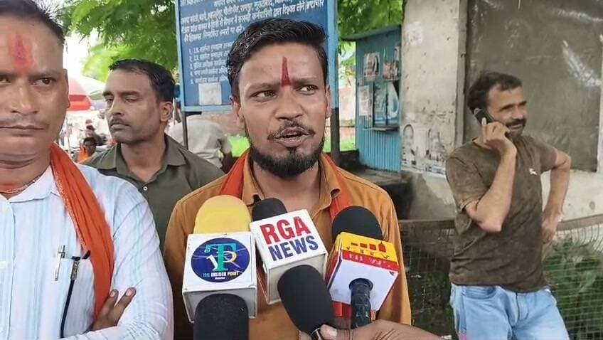 सीबीगंज गौशाला में गायों की मौत पर हंगामा, ट्रॉली में भरकर दफनाने का आरोप"*
*
गौ रक्षकों ने पकड़ी ट्रॉली, बोले- गौशाला में ताला लगाकर नहीं देखने देते, थाने में नहीं होती कार्रवाई*
*बरेली।* सीबी गंज। गौशाला में गायों की दुर्दशा को लेकर गौ रक्षकों ने गंभीर आरोप लगाए हैं। गौ रक्षकों का कहना है कि गौशाला में रोज गायें मर रही हैं और उन्हें ट्रॉली में भरकर चुपचाप दफनाया जा रहा है।
गौ रक्षक ने बताया कि नगर निगम की गाड़ियां पालतू और सड़क की स्वस्थ गायों को भी उठा ले जाती हैं। ग्रामीणों ने कई बार शिकायत की है। आरोप है कि गौशाला के अंदर किसी को जाने नहीं दिया जाता, गेट पर ताला लगा दिया जाता है। आज सुबह जब गौ रक्षक पहुंचे तो एक ट्रॉली में मरी हुई गायें भरकर दफनाने ले जाई जा रही थीं। ट्रॉली को पकड़कर प्रशासन को सूचना दी गई।
गौ रक्षकों ने आरोप लगाया कि थाने पर शिकायत के बाद भी कार्रवाई नहीं होती, उल्टा नगर आयुक्त द्वारा धमकी दी जाती है। उन्होंने सवाल उठाया कि अगर गाय बीमार थीं तो उनका पोस्टमार्टम क्यों नहीं हुआ और रोज इतनी गायें कैसे मर रही हैं। गौशाला के अंदर अभी भी मरी हुई गायें पड़ी हैं, लेकिन ताला नहीं खोला जा रहा है।
*बाइट: #गौ #रक्षक*#सोनू #ठाकुर
#Viral #news #breaking #up