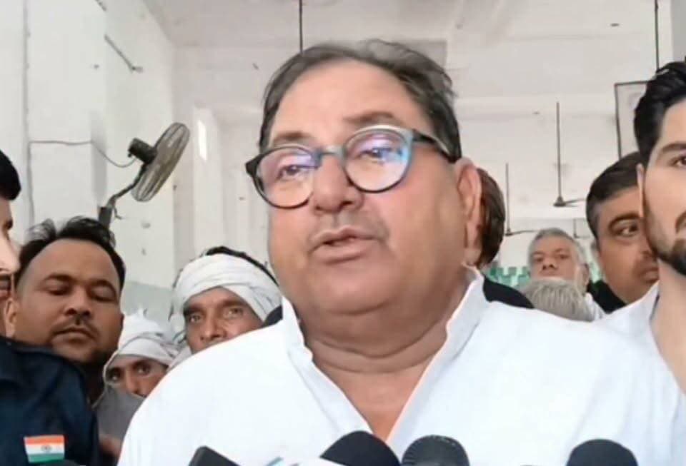 इनेलों सुप्रीमो अभय चौटाला का बीजेपी व कांग्रेस पर बड़ा हमला...
कॉंग्रेस बिकती है भाजपा खरीदती है,कहा चौटाला ने ?
बवानीखेड़ा पहुंचे अभय चौटाला दलों पर हुए हमलावर !