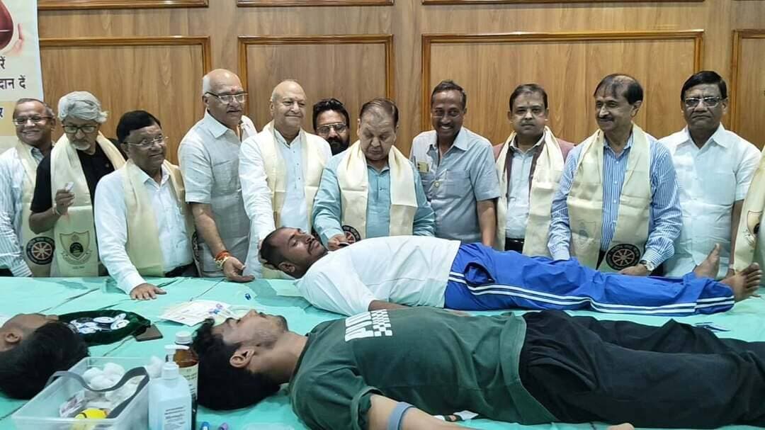 रक्तदान शिविर में विधायक घनश्याम सर्राफ ने की शिरकत, रक्तदाताओं का बढ़ाया उत्साह
भिवानी, 29 अगस्त।
हरियाणा के पूर्व मुख्यमंत्री एवं प्रख्यात समाजसेवी स्व. बनारसी दास गुप्ता जी की पुण्यतिथि के अवसर पर लायंस क्लब भिवानी सिटी द्वारा सेमिनार हॉल में रक्तदान शिविर का आयोजन किया गया। कार्यक्रम में भिवानी विधायक श्री घनश्याम सर्राफ जी ने मुख्य रूप से शिरकत कर स्व. बनारसी दास गुप्ता जी को श्रद्धांजलि अर्पित की।
विधायक घनश्याम सर्राफ ने रक्तदाताओं का उत्साहवर्धन करते हुए कहा कि रक्तदान एक महान सेवा कार्य है, जिससे किसी जरूरतमंद व्यक्ति का जीवन बचाया जा सकता है। उन्होंने युवाओं एवं आमजन से नियमित रूप से रक्तदान करने का आह्वान किया।
इस अवसर पर लायंस क्लब भिवानी सिटी के प्रधान लॉयन सुरेश केड़िया, सचिव लॉयन प्रमोद मिण्डुका, कोषाध्यक्ष लॉयन अनिल हलवासिया सहित क्लब के पदाधिकारी एवं सदस्य उपस्थित रहे। क्लब सदस्यों ने शिविर के सफल आयोजन में महत्वपूर्ण भूमिका निभाई।
कार्यक्रम के माध्यम से समाज में रक्तदान के प्रति जागरूकता और मानव सेवा की भावना को बढ़ावा देने का संदेश दिया गया।
