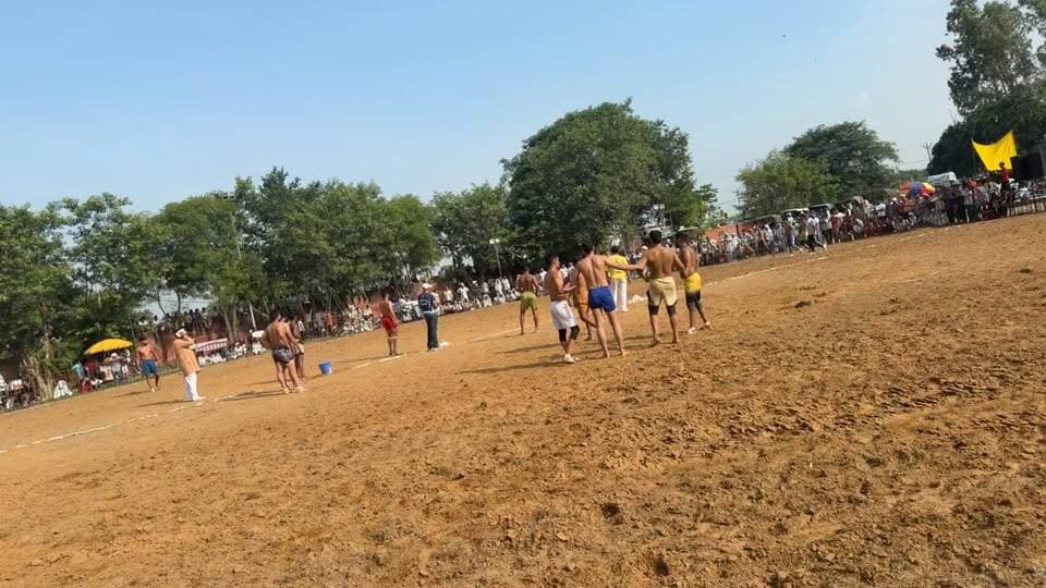 🏆 औरंगाबाद में कबड्डी टूर्नामेंट का रोमांच जारी! 🤼♂️🔥
गांव औरंगाबाद में चल रहे कबड्डी टूर्नामेंट में खिलाड़ी मैदान पर अपने-अपने दांव-पेच और शानदार खेल कौशल का प्रदर्शन कर रहे हैं। मुकाबलों को देखने के लिए बड़ी संख्या में खेल प्रेमी भी मैदान में पहुंच रहे हैं।
हर रेड और हर टैकल के साथ बढ़ रहा है रोमांच! 🔥💪
#Aurangabad #KabaddiTournament #PalwalNews #HaryanaNews #Kabaddi
