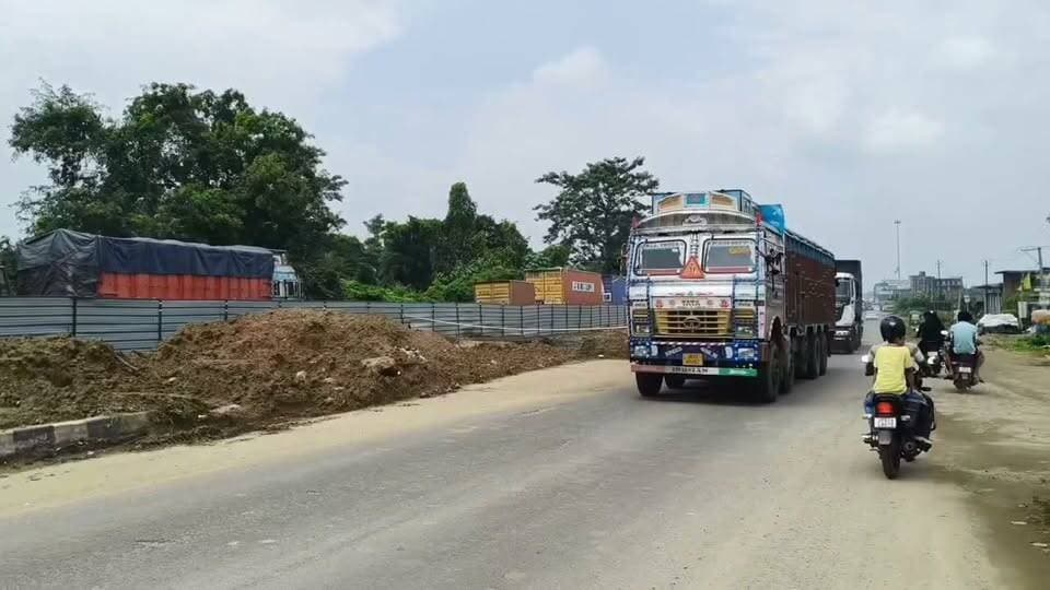 गोबिंदपुर बाजार में दो दिनों से कई किलोमीटर तक लगा रहा है भीषण ट्रैफिक जाम स्थानीय लोगों ने ट्रैफिक पुलिस एवं गोबिंदपुर थाना पुलिस प्रशासन के कार्यशाली पर उठाए सवाल