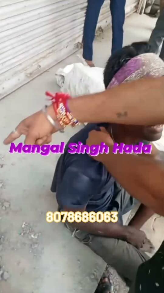 🚨 पत्रकार की सूझबूझ से चोर पकड़ा, पुलिस का इंतजार!
कोटा के जवाहर नगर थाना क्षेत्र में पत्रकार की सूझबूझ से एक संदिग्ध चोर को मौके पर ही पकड़ लिया गया। मामले की सूचना देने के लिए जवाहर नगर थाना पुलिस को फोन भी किया गया, लेकिन काफी देर इंतजार के बावजूद पुलिस की गाड़ी मौके पर नहीं पहुंची।
चोर मौके पर, पुलिस का इंतजार जारी… आखिर कब पहुंचेगी पुलिस? 👀🚨
#KotaNews #JawaharNagar #KotaPolice #BreakingNews #कोटा #चोरी #CrimeNews
