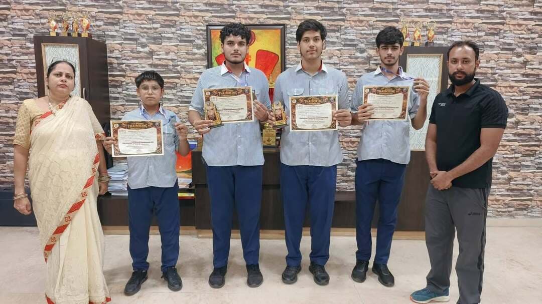 *17वीं राष्ट्रीय थाई बॉक्सिंग चैंपियनशिप में जी.डी. गोयनका इंटरनेशनल स्कूल के खिलाड़ियों का शानदार प्रदर्शन*
जी.डी. गोयनका इंटरनेशनल स्कूल के विद्यार्थियों ने 17वीं नेशनल थाई बॉक्सिंग चैंपियनशिप में शानदार प्रदर्शन करते हुए विद्यालय एवं हरियाणा का नाम राष्ट्रीय स्तर पर गौरवान्वित किया। यह प्रतिष्ठित प्रतियोगिता 21 से 23 अगस्त 2026 तक हजूर साहिब, नांदेड, महाराष्ट्र में आयोजित की गई।
विद्यालय के विद्यार्थियों का चयन हरियाणा टीम में हुआ और उन्होंने अपनी उत्कृष्ट प्रतिभा, अनुशासन एवं कड़ी मेहनत के बल पर राष्ट्रीय स्तर पर चार पदक हासिल किए।
राष्ट्रीय स्तर पर पदक विजेता खिलाड़ी:
* तेजस राणा
स्वर्ण पदक – +85 किग्रा, अंडर-19 आयु वर्ग
* पौरव
स्वर्ण पदक – +90 किग्रा, अंडर-19 आयु वर्ग
* शुभम हुड्डा
रजत पदक – -55 किग्रा, अंडर-19 आयु वर्ग
* देव बरवाल
रजत पदक – 65 किग्रा, अंडर-19 आयु वर्ग
इन शानदार उपलब्धियों के साथ तेजस राणा, पौरव, शुभम हुड्डा एवं देव बरवाल का आगामी वर्ल्ड थाई बॉक्सिंग चैंपियनशिप–2026, गोवा के लिए चयन हुआ है।
इन ऐतिहासिक उपलब्धियों के पीछे खिलाड़ियों की मेहनत के साथ-साथ उनके कोच श्री शुभम शर्मा का अथक परिश्रम, कुशल मार्गदर्शन और निरंतर प्रशिक्षण भी महत्वपूर्ण रहा। उन्होंने खिलाड़ियों को तकनीकी प्रशिक्षण देने के साथ-साथ उनकी फिटनेस, अनुशासन, आत्मविश्वास और प्रतिस्पर्धात्मक क्षमता को मजबूत करने में महत्वपूर्ण भूमिका निभाई। उनकी निरंतर मेहनत और समर्पण ने खिलाड़ियों को राष्ट्रीय मंच पर उत्कृष्ट प्रदर्शन करने के लिए प्रेरित किया।
विद्यालय के डायरेक्टर्स श्री विक्रांत मायना एवं श्रीमती सान्या मायना, असिस्टेंट डायरेक्टर डॉ. अमन अग्रवाल, प्रिंसिपल डॉ. श्रुति शर्मा एवं हेडमिस्ट्रेस श्रीमती अनामिका बलहारा ने सभी खिलाड़ियों तथा कोच श्री शुभम को इस शानदार उपलब्धि पर हार्दिक बधाई दी।
विद्यालय प्रबंधन ने कहा कि यह उपलब्धि विद्यार्थियों की प्रतिभा, कड़ी मेहनत, अनुशासन और कोच के समर्पित मार्गदर्शन का परिणाम है। विद्यालय विद्यार्थियों को शिक्षा के साथ-साथ खेलों में भी उत्कृष्ट प्रदर्शन के लिए निरंतर प्रोत्साहित करता रहेगा।