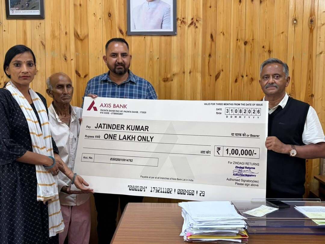 ‘ज़िंदगी रिटर्न्स’ ने कैंसर पीड़ितों को दिए ₹1.21 लाख, मुख्यमंत्री के प्रधान मीडिया सलाहकार नरेश चौहान ने की संस्था के सेवा कार्यों की सराहना
शिमला। जरूरतमंद और गंभीर बीमारियों से जूझ रहे लोगों की मदद के लिए लगातार कार्य कर रही ‘ज़िंदगी रिटर्न्स’ संस्था ने एक बार फिर मानवता की मिसाल पेश की है।
संस्था की ओर से कैंसर से पीड़ित दो मरीजों के उपचार के लिए कुल 1 लाख 21 हजार रुपये की आर्थिक सहायता प्रदान की गई।
राजधानी शिमला स्थित हिमाचल प्रदेश सचिवालय में मुख्यमंत्री के प्रधान मीडिया सलाहकार नरेश चौहान से शिष्टाचार भेंट के दौरान ‘ज़िंदगी रिटर्न्स’ संस्था के प्रधान संजीव शर्मा ने आर्थिक सहायता के चेक सौंपे।
संस्था की ओर से कैंसर पीड़ित जितेंद्र कुमार के उपचार के लिए एक लाख रुपये, जबकि शिमला के वरिष्ठ पत्रकार एवं कैंसर से जूझ रहे रमेश चंद वर्मा के उपचार के लिए 21 हजार रुपये की आर्थिक मदद दी गई।
इस दौरान नरेश चौहान ने ‘ज़िंदगी रिटर्न्स’ संस्था द्वारा जरूरतमंद मरीजों की मदद के लिए किए जा रहे सामाजिक एवं मानवीय कार्यों की सराहना की। उन्होंने कहा कि गंभीर बीमारी के समय मरीज और उसके परिवार को आर्थिक एवं मानसिक सहारे की जरूरत होती है और ऐसे समय में सामाजिक संस्थाओं द्वारा आगे बढ़कर मदद करना सराहनीय पहल है।
शिष्टाचार भेंट के दौरान ‘ज़िंदगी रिटर्न्स’ के चेयरमैन प्रदीप चौहान और समाजसेवी ममता शर्मा भी मौजूद रहीं।
‘ज़िंदगी रिटर्न्स’ संस्था इससे पहले भी कैंसर सहित कई गंभीर बीमारियों से जूझ रहे जरूरतमंद मरीजों की मदद कर चुकी है।
संस्था की ओर से उपचार के लिए आर्थिक सहायता उपलब्ध करवाने के साथ-साथ कई क्रिटिकल केयर मरीजों की जिंदगी बचाने में भी सहयोग किया गया है।
संस्था के प्रधान संजीव शर्मा ने कहा कि ‘ज़िंदगी रिटर्न्स’ का उद्देश्य जरूरतमंद मरीजों को उनके कठिन समय में आर्थिक सहारा देना है, ताकि पैसे की कमी किसी व्यक्ति के इलाज में बाधा न बने।
उन्होंने कहा कि संस्था आगे भी जरूरतमंद और गंभीर रूप से बीमार लोगों की मदद के लिए अपने प्रयास जारी रखेगी।
‘ज़िंदगी रिटर्न्स’ का प्रयास यही है कि बीमारी से जूझ रहे किसी इंसान को इलाज के साथ उम्मीद का सहारा भी मिले।