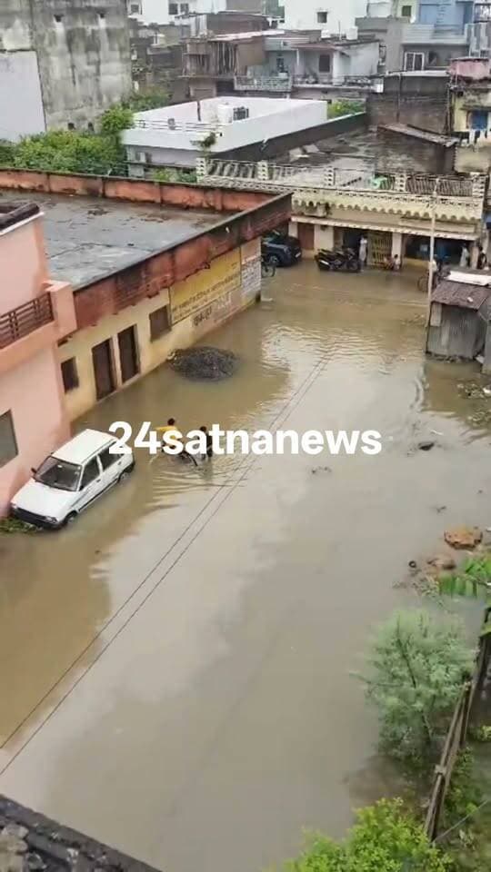 सतना, वार्ड क्रमांक 2 में लोगों के घरों में भर पानी वार्ड वासी हो रहे हैं परेशान