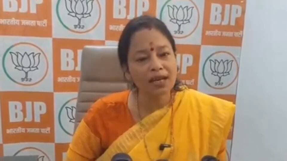 पार्षद कमिशनखोरी कसम कांड वायरल वीडियो पर महानगर अध्यक्ष शिल्पी गुप्ता ने कहा- नोटिस देकर जवाब के लिए दी गई तीन दिन की समय-सीमा
#शाहजहांपुर। नगर निगम के कुछ पार्षदों से जुड़े कथित वायरल वीडियो मामले में भाजपा महानगर अध्यक्ष शिल्पी गुप्ता द्वारा नोटिस देकर जवाब के लिए दी गई तीन दिन की समय-सीमा पूरी हो गई है। महिलाओं के सम्मान से जुड़े मामले में कार्रवाई का आश्वासन दिया गया था, लेकिन अब तक संगठन की ओर से कोई स्पष्ट निर्णय सामने नहीं आया है।
#CMYogi #बीजेपीसरकार #शाहजहांपुर #कमीशनखोरी
#महानगर_अध्यक्ष