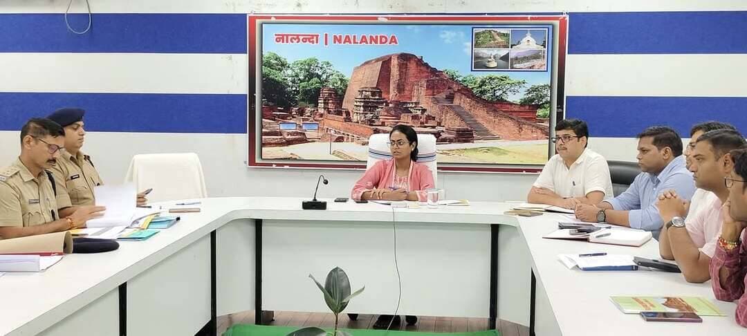 प्रेस विज्ञप्ति
नालंदा।
दिनांक 29 अगस्त 2026
....................................
भूमि विवाद एवं अतिक्रमण के लंबित मामलों का शीघ्र निष्पादन सुनिश्चित करें
शराब विनष्टीकरण, भूमि विवाद, लोक शिकायत एवं अवैध खनन से जुड़े मामलों की समीक्षा: अधिकारियों को त्वरित कार्रवाई के निर्देश।
उप विकास आयुक्त, नालंदा की अध्यक्षता में आज जिले में विधि-व्यवस्था, भूमि विवाद, लोक शिकायत निवारण, खनन एवं उत्पाद विभाग से संबंधित मामलों की समीक्षा की गई। बैठक में विभिन्न विभागों द्वारा की जा रही कार्रवाई एवं लंबित मामलों की अद्यतन स्थिति की जानकारी ली गई।
उत्पाद एवं मद्य निषेध विभाग से संबंधित मामलों की समीक्षा के दौरान जब्त शराब के नियमानुसार विनष्टीकरण की कार्रवाई में तेजी लाने का निर्देश दिया गया। उत्पाद विभाग द्वारा लगभग 1,500 लीटर तथा पुलिस विभाग द्वारा जब्त लगभग 2,000 लीटर शराब के विनष्टीकरण किया गया है।
साथ ही शराब से संबंधित मामलों में जब्त वाहनों की नियमानुसार कार्रवाई शीघ्र पूरी करने का निर्देश दिया गया।
भूमि विवाद से संबंधित मामलों की
समीक्षा के दौरान उप विकास आयुक्त महोदय ने भूमि विवाद से संबंधित प्रविष्टियों के लंबित कार्यों को शीघ्र पूरा करने का निर्देश दिया। हिलसा अनुमंडल पदाधिकारी को भूमि विवाद से जुड़े मामलों का प्राथमिकता के आधार पर निष्पादन सुनिश्चित करने को कहा गया।
अनुमंडल लोक शिकायत निवारण कार्यालय से संबंधित मामलों की समीक्षा करते हुए निर्देश दिया गया कि संबंधित अंचल अधिकारियों को भेजे जा रहे आदेशों का अनुपालन सुनिश्चित कराया जाए। प्रत्येक वाद संख्या के आदेश की एक प्रति के साथ अनुपालन/कार्रवाई प्रतिवेदन उपलब्ध कराने का निर्देश दिया गया, ताकि मामलों के निष्पादन की प्रभावी निगरानी की जा सके।
RCMS पोर्टल पर भूमि विवाद एवं अतिक्रमण विवाद से संबंधित सभी मामलों की प्रविष्टि अद्यतन करने तथा पोर्टल पर लंबित मामलों का शीघ्र निष्पादन करने का निर्देश दिया गया। अधिकारियों को निर्देशित किया गया कि किसी भी मामले को अनावश्यक रूप से लंबित न रखा जाए तथा मामलों के निष्पादन में समयबद्धता एवं पारदर्शिता सुनिश्चित की जाए।
खनन विभाग से जुड़े मामलों की समीक्षा करते हुए अधिकारियों को पोर्टल एवं अभिलेखों में लंबित मामलों को शीघ्र अपडेट करने का निर्देश दिया। साथ ही अवैध खनन के विरुद्ध लगातार प्रभावी कार्रवाई करने तथा की गई कार्रवाई की रिपोर्ट नियमित रूप से उपलब्ध कराने को कहा गया।
अधिकारियों को निर्देश दिया कि भूमि विवाद, अतिक्रमण, लोक शिकायत, अवैध खनन तथा उत्पाद से संबंधित मामलों में समयबद्ध कार्रवाई एवं गुणवत्तापूर्ण निष्पादन सुनिश्चित किया जाए। लंबित मामलों की नियमित समीक्षा करते हुए संबंधित पदाधिकारी व्यक्तिगत रूप से प्रगति की निगरानी करें।
जिला सड़क सुरक्षा समिति, नालंदा की बैठक में सड़क सुरक्षा व्यवस्था को सुदृढ़ करने हेतु महत्वपूर्ण निर्देश।
बैठक में सड़क सुरक्षा से संबंधित सभी प्रमुख विभागों के वरीय पदाधिकारियों एवं प्रतिनिधियों ने भाग लिया।
बैठक में अपर समाहर्त्ता, नालंदा पथ निर्माण विभाग, ग्रामीण कार्य विभाग, राष्ट्रीय राजमार्ग प्राधिकरण (NHAI), यातायात पुलिस, जिला परिवहन कार्यालय, शिक्षा विभाग, सभी अनुमंडल प्रशासन तथा अन्य संबंधित विभागों के पदाधिकारियों द्वारा भाग लिया गया। बैठक में सड़क दुर्घटनाओं की रोकथाम, यातायात व्यवस्था को सुदृढ़ करने तथा आमजनों की सुरक्षा सुनिश्चित करने से संबंधित विभिन्न बिंदुओं पर विस्तृत समीक्षा की गई।
बैठक की अध्यक्षता करते हुए उप विकास आयुक्त, नालंदा द्वारा सड़क सुरक्षा के दृष्टिकोण से आवश्यकतानुसार *रोड साइनेज की स्थापना एवं रख-रखाव, रम्बल स्ट्रिप का निर्माण/सुधार, अनधिकृत कट (Unauthorised Cuts) के परिमार्जन/बंद करने* तथा सड़क पर दुर्घटना संभावित अन्य स्थानों पर आवश्यक सुरक्षा उपाय सुनिश्चित करने का निर्देश संबंधित विभागों को दिया गया।
IRAD पोर्टल पर दुर्घटना संबंधी प्रविष्टि
बैठक में Integrated Road Accident Database (iRAD)* पर सड़क दुर्घटनाओं से संबंधित आंकड़ों एवं मामलों की समयबद्ध प्रविष्टि की भी समीक्षा की गई।
सभी अनुमंडल पदाधिकारियों (SDMs) को निर्देशित किया गया कि वे अपने-अपने अनुमंडल क्षेत्र के सभी संबंधित थानों के साथ प्रभावी समन्वय स्थापित करते हुए यह सुनिश्चित करें कि *सड़क दुर्घटनाओं से संबंधित मामलों की iRAD पोर्टल पर समय-समय पर अनिवार्य रूप से प्रविष्टि की जाए तथा कोई भी दुर्घटना संबंधी प्रकरण लंबित न रहे।*
साथ ही, दुर्घटना संबंधी आंकड़ों की नियमित समीक्षा करते हुए दुर्घटना के कारणों एवं दुर्घटना संभावित स्थलों की पहचान कर आवश्यक सुधारात्मक एवं निवारक कार्रवाई सुनिश्चित करने का निर्देश दिया गया।
NH एवं SH पर संचालित विद्यालयों की विशेष समीक्षा
बैठक में राष्ट्रीय राजमार्ग (NH) एवं राज्य राजमार्ग (SH) पर अथवा उनके निकट संचालित विद्यालयों* की भी समीक्षा की गई। संबंधित पदाधिकारियों को ऐसे विद्यालयों को चिन्हित करने का निर्देश दिया गया, ताकि यह सुनिश्चित किया जा सके कि वहां *सड़क सुरक्षा मानकों का समुचित अनुपालन* हो रहा है अथवा नहीं।
विद्यालयों के आसपास आवश्यकतानुसार *रोड साइनेज, स्पीड नियंत्रण उपाय, जेब्रा क्रॉसिंग, चेतावनी संकेतक, सुरक्षित प्रवेश एवं निकास व्यवस्था तथा विद्यार्थियों के सुरक्षित आवागमन* से संबंधित आवश्यक उपायों का अनुपालन सुनिश्चित करने हेतु कार्रवाई करने का निर्देश दिया गया।
अन्य महत्वपूर्ण निर्देश
बैठक में सड़क दुर्घटनाओं में कमी लाने एवं सड़क उपयोगकर्ताओं की सुरक्षा सुनिश्चित करने के उद्देश्य से निम्न बिंदुओं पर भी आवश्यक कार्रवाई हेतु निर्देश दिए गए—
दुर्घटना संभावित स्थलों (Black Spots) की नियमित समीक्षा एवं आवश्यक सुधारात्मक कार्रवाई।
सड़कों पर आवश्यक *साइनेज एवं रोड मार्किंग* को मानक के अनुरूप दुरुस्त रखना।
अनधिकृत कट एवं अन्य ऐसे बिंदुओं का चिन्हांकन एवं परिमार्जन, जो दुर्घटना का कारण बन सकते हैं।
प्रमुख मार्गों एवं दुर्घटना संभावित क्षेत्रों में यातायात नियंत्रण एवं प्रवर्तन व्यवस्था को प्रभावी बनाना।
विद्यालयों के आसपास सड़क सुरक्षा व्यवस्था की नियमित निगरानी।
सड़क दुर्घटनाओं से संबंधित विभागों के बीच बेहतर अंतर-विभागीय समन्वय स्थापित करना।
सड़क सुरक्षा से संबंधित कार्यों की नियमित समीक्षा एवं अनुपालन प्रतिवेदन प्राप्त करना।
उप विकास आयुक्त, नालंदा द्वारा सभी संबंधित विभागों को *आपसी समन्वय के साथ सड़क सुरक्षा के उपायों को प्रभावी रूप से लागू करने तथा निर्देशों के अनुपालन में समयबद्ध कार्रवाई सुनिश्चित करने* का निर्देश दिया गया।
बैठक में सड़क दुर्घटनाओं को न्यूनतम करने, सुरक्षित यातायात व्यवस्था विकसित करने तथा आम नागरिकों एवं विद्यार्थियों के लिए सुरक्षित सड़क परिवेश सुनिश्चित करने के उद्देश्य से कई महत्वपूर्ण निर्णय लिए गए।
Samrat Choudhary
CMO Bihar
Information & Public Relations Department, Government of Bihar
Prohibition,Excise & Registration Department, Bihar
Revenue and Land Reforms Dept, Govt. of Bihar
Transport Department, Government of Bihar