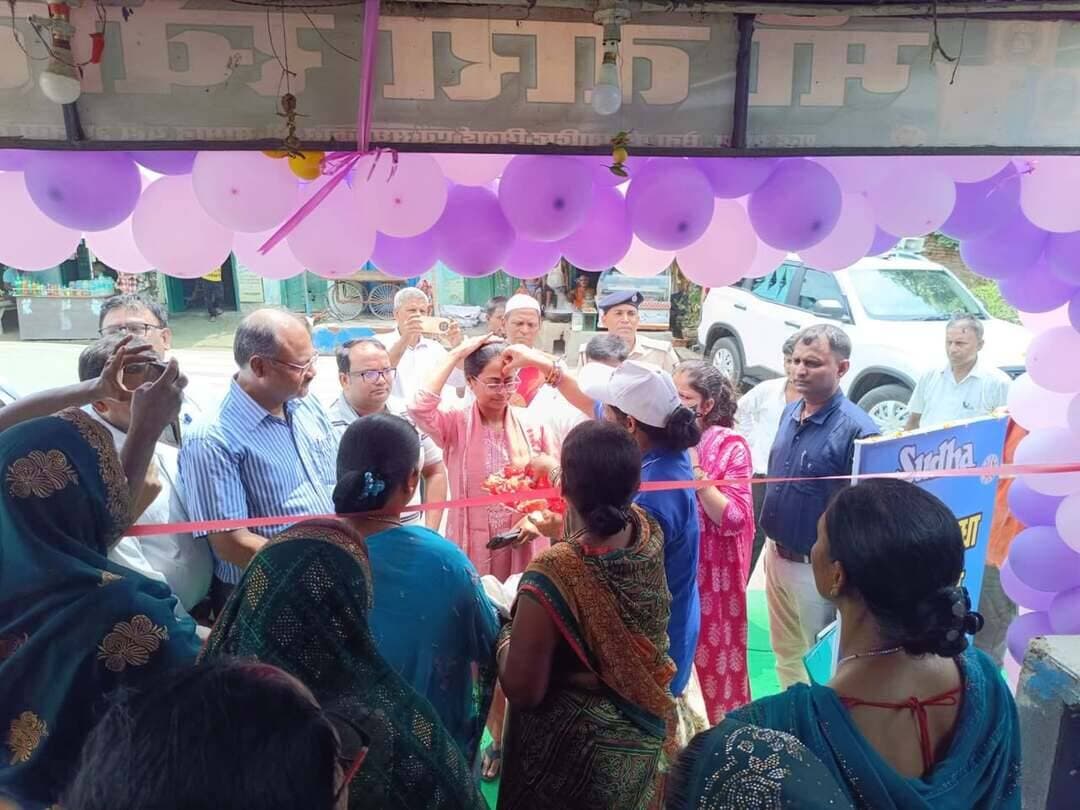 प्रेस विज्ञप्ति
नालंदा।
दिनाँक 29 अगस्त 2026
....................................
ग्रामीण महिलाओं के आर्थिक सशक्तीकरण की दिशा में पहल, आस्थावां में खुला दूसरा सुधा बिक्री केंद्र
नालंदा। COMFED एवं जीविका के संयुक्त तत्वावधान में ग्रामीण महिलाओं को स्वरोजगार से जोड़कर उनके आर्थिक सशक्तीकरण की दिशा में महत्वपूर्ण पहल की जा रही है।
इसी क्रम में अस्थावां प्रखंड के सारे पंचायत में जीविका की दीदी वंदना देवी को आवंटित सुधा बिक्री केंद्र का उद्घाटन शनिवार को जिले की उप विकास आयुक्त, नालन्दा सुश्री सारा अशरफ़ द्वारा किया गया।
यह नालंदा जिले का दूसरा सुधा बिक्री केंद्र है। जिले में ग्रामीण महिलाओं को स्वरोजगार एवं आर्थिक रूप से आत्मनिर्भर बनाने के उद्देश्य से इसी प्रकार के 225 और सुधा बिक्री केंद्र खोले जाने हैं। इन केंद्रों के माध्यम से जीविका से जुड़ी महिलाओं को स्थानीय स्तर पर रोजगार का अवसर मिलेगा तथा उनकी आय के स्रोत को मजबूत करने में मदद मिलेगी।
उद्घाटन के अवसर पर उप विकास आयुक्त ने जीविका दीदी वंदना देवी को शुभकामनाएं देते हुए कहा कि महिलाओं को स्वरोजगार से जोड़ना उनके आर्थिक सशक्तीकरण की दिशा में प्रभावी कदम है। उन्होंने आशा व्यक्त की कि सुधा बिक्री केंद्र के माध्यम से वंदना देवी अपने व्यवसाय को आगे बढ़ाते हुए आत्मनिर्भरता की मिसाल पेश करेंगी।
इस अवसर पर COMFED के मुख्य कार्यपालक श्री अरविंद कुमार सिंह, जीविका के जिला परियोजना प्रबंधक श्री संजय प्रसाद पासवान, पशुधन प्रबंधक श्री राजीव कुमार, संचार प्रबंधक श्री संतोष कुमार, प्रखंड परियोजना प्रबंधक श्री कुमार गौरव एवं क्षेत्रीय समन्वयक श्री ओम प्रताप सिंह सहित जीविका के अन्य कर्मी उपस्थित रहे।
अधिकारियों एवं जीविका कर्मियों ने सुधा बिक्री केंद्र की संचालक जीविका दीदी वंदना देवी को व्यवसाय के सफल संचालन एवं निरंतर प्रगति के लिए शुभकामनाएं दीं।
ग्रामीण महिलाओं को रोजगार से जोड़ने की इस पहल से जिले में महिला उद्यमिता को बढ़ावा मिलने के साथ-साथ आर्थिक आत्मनिर्भरता और ग्रामीण अर्थव्यवस्था को मजबूती मिलने की उम्मीद है।
Samrat Choudhary
CMO Bihar
Information & Public Relations Department, Government of Bihar
JEEVIKA Bihar