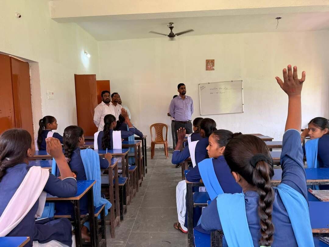 जिला पदाधिकारी कटिहार आशुतोष द्विवेदी के निदेश के आलोक में आज उत्क्रमित माध्यमिक उच्च विद्यालय ( मॉडल स्कूल) मल्हारिया, समेली के बच्चों के साथ मैथ्स और फिजिक्स विषय पर अध्ययन से सम्बन्धित चर्चाएँ की तथा विद्यालय के हो रहे पठन पाठन की जानकारी ली।
Information & Public Relations Department, Government of Bihar Bihar Education Department #katihar @topfans