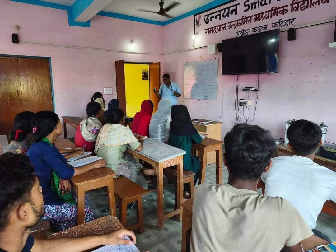 जिलाधिकारी कटिहार आशुतोष द्विवेदी के आदेशानुसार जिला कृषि पदाधिकारी, कटिहार द्वारा उत्क्रमित उच्च विद्यालय (मॉडल स्कूल), परभेली, प्रखंड–कदवा कटिहार में विद्यार्थियों के बीच लगभग 1 घंटा 45 मिनट का शिक्षण सत्र आयोजित किया गया।
इस दौरान कक्षा 9वीं के विद्यार्थियों को “जीवों में विविधता” तथा कक्षा 10वीं के विद्यार्थियों को “प्रकाश–परावर्तन एवं अपवर्तन” जैसे महत्वपूर्ण अध्याय पढ़ाए गए।
शिक्षण के दौरान विद्यार्थियों की विषय के प्रति रुचि, जिज्ञासा एवं सहभागिता विशेष रूप से देखने को मिली। बच्चों के साथ संवादात्मक एवं सरल तरीके से विषय को समझाने का प्रयास किया गया, जिससे उनमें सीखने के प्रति उत्साह और आत्मविश्वास बढ़ा।
इस अवसर पर विद्यालय के कक्षाओं, प्रयोगशाला एवं शौचालय सहित अन्य मूलभूत सुविधाओं का भी निरीक्षण किया गया तथा विद्यालय की शैक्षणिक एवं आधारभूत व्यवस्था का जायजा लिया गया।
जिलाधिकारी महोदय की यह अभिनव पहल निश्चित रूप से कटिहार जिले की शिक्षा व्यवस्था को और अधिक सुदृढ़ एवं गुणवत्तापूर्ण बनाने की दिशा में एक महत्वपूर्ण कदम सिद्ध होगी। प्रशासनिक अधिकारियों का विद्यालयों में पहुँचकर बच्चों के साथ सीधे संवाद करना न केवल विद्यार्थियों को प्रेरित करेगा, बल्कि “पढ़ाई के प्रति रुचि और सीखने की संस्कृति” को भी मजबूत करेगा।
यह पहल — जिला प्रशासन और विद्यालय के बीच बेहतर समन्वय के साथ, बच्चों के उज्ज्वल भविष्य की दिशा में एक सार्थक प्रयास है।
Information & Public Relations Department, Government of Bihar @topfans Bihar Education Department #katihar