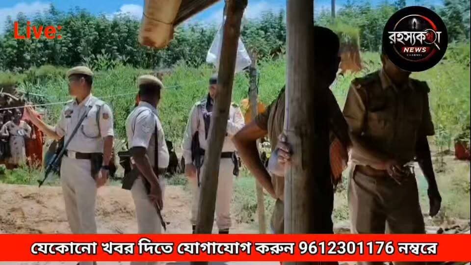 ** জমি সংক্রান্ত বিষয় নিয়ে বাবা ও বড় ভাইয়ের হাতে ছোট ভাই খুন হওয়ার ঘটনার খবর পেয়ে ধলাই জেলার এসপি ঋষিকেশ দেশাই কমলপুর থানার বামনছড়া পঞ্চায়েতের গুরুচরণ গৌড় পাড়ায় আসেন। ঘটনাস্থলে এসডিপিও সৌরভ সেন ও কমলপুর ওসি সুমন আচার্য্যের সাথে কথা বলে ফরেন্সিক টিমের কাজ প্রত্যক্ষ করেন। খুন হওয়া জয় সিং গৌড়ের মাথায় সহ শরীরের বিভিন্ন অংশে লাঠি ও রডের আঘাতের চিহ্ন রয়েছে। জানা গেছে,শুক্রবার রাত নয়টা নাগাদ জয় সিং গৌড় মদ্যপান করে বাড়ির জায়গা সম্পত্তি নিয়ে বাবা সনু রাম গৌড় এবং বড় ভাই মিঠুন গৌড়কে প্রচন্ড গালিগালাজ করে। একটা সময় জয় সিং গৌড় উত্তেজিত হয়ে বড় ভাই মিঠুন গৌড়ের ঘরের সামনে যায়। তখন সময় তার বাবা সনু রাম গৌড়,বড় ভাই মিঠুন গৌড় এবং খুরতোত ভাই হরি চরন গৌড় ঘর থেকে বেরিয়ে এসে জয় সিং গৌড়কে লাঠি ও রড দিয়ে সমস্ত শরীরে আঘাত করে। ঘটনাস্থলে সে মারা যায়। এরপর জয় সিং গৌড়ের মৃতদেহ বড় ভাই মিঠুন গৌড়ের ঊঠান থেকে তুলে প্রথমে জয় সিং গৌড়ের ঊঠানে পরে বৃষ্টি আসায় তার দেহ তাদের বিছানায় শুয়ে রাখে। পরের দিন সকালে কমলপুর থানায় খুন হওয়ার ঘটনা জানায়। Byte -- এসপি ঋষিকেশ দেশাই।
"" "" "" "