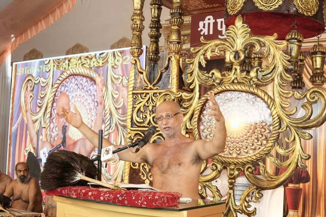 *जिस पिता के नाम से जिंदगी मिली उसका नाम कभी बदनाम मत होने देना-आचार्य पुलकसागर*
*जो बुढ़ापे में मां-बाप को कष्ट देते है वह कभी सुख से नहीं रह पाते है*
*चित्रकूटधाम में पुलक वाणी सुनने उमड़े भीलवाड़ावासी,ज्ञान गंगा महोत्सव का समापन कल*
भीलवाड़ा :निलेश कांठेड़ ( वरिष्ठ पत्रकार ),29 अगस्त जिंदगी सबका प्यार नजर आता है पर पिता वह होता है जिसका प्यार नजर नहीं आता पर वह अपने बच्चों की जिंदगी संवारने के लिए सब कुछ दांव पर लगा देता है। खुद दुःख सहकर बच्चों को खुशियां देने वाला पिता होता है। पिता हमेशा संतान की खुशी व तरक्की की कामना करता है। अपना जीवन ऐसा बनाओ कि घर के बाहर आपके पिता से लोग पूछे कि आपने पिछले जन्म में कौनसे पुण्य किए जो ऐसी संतान मिली। आपके कारण आपके पिता को कभी अपमान नहीं मिलें। दुनिया में आपकी पहचान आपके मां-बाप से होती है। जिस पिता के नाम से जिंदगी मिली उस का नाम कभी बदनाम मत होने देना। ये विचार भीलवाड़ा में पहली बार चातुर्मास कर रहे राष्ट्र संत मनोज्ञाचार्य पुलकसागर महाराज ने श्री पार्श्वनाथ दिगम्बर जैन मंदिर ट्रस्ट, मैन सेक्टर शास्त्रीनगर के तत्वावधान में सकल दिगम्बर जैन समाज की ओर से चित्रकूटधाम में आयोजित ज्ञान गंगा महोत्सव में शनिवार को जीवन में पिता के महत्व पर प्रवचन में व्यक्त किए। स्वाधीनता दिवस से प्रारंभ ज्ञान गंगा महोत्सव का समापन रविवार को होगा।
आचार्यश्री ने कहा कि पिता अपने अरमानों को काट कर संतान की इच्छाएं पूरी करता है। बेटी के लिए मायका मां से नहीं पिता से होता है। पिता जाने पर आधा पीहर खत्म हो जाता है ओर मां लाचार हो जाती है। पिता अपनी सारी ताकत लगा बेटे की जिंदगी को संवारता है। अपने उस पिता की कद्र करे जिसने दुनिया में तुम्हे जायज होने का हक दिया है। एक बेटा दुनिया में केवल पिता से ही जिद कर सकता है। उन्होंने कहा कि हर पिता के अंदर एक भगवान मौजूद हुआ करता है। पिता की डांट फटकार बुरी लगती है लेकिन वह दुनिया की बीमारियों से बचाती है। उनकी छत्रछाया में ही परिवार को सुरक्षा मिली करती है। पिता बेटे को अंगुली पकड़ चलना सिखाता है ओर उसके खातिर पूरी दुनिया से दुश्मन मोल लेने को तैयार हो जाता है।
आचार्य पुलकसागर महाराज ने कहा कि बुढ़ापा दो तरह से जिंदगी में आता है। एक उम्र के साथ आता ओर दूसरा जब बच्चे उपेक्षा करते है तो जवानी में भी बुढ़ापे का अहसास होने लगता है। ओलाद की मार पड़ती है तो बुढ़ापे में जंग लगती है। संतान अनदेखी ओर उपेक्षा करे इससे बड़ी पीड़ा नहीं हो सकती। अपने ही घर में लाचार होकर जीना एक बाप के लिए बहुत कठिन होता है। उन्होंने कहा कि जो संतान बुढ़ापे में अपने मां-बाप को कष्ट देती है वह कभी सुखी नहीं रह पाती है। जीने के लिए केवल भोजन पानी ही नहीं प्रेम व संवेदना की भी जरूरत होती है। अपने मां-बाप को कभी जिंदगी बोझ मत महसूस होेने दो। कोई पिता नहीं चाहता उसके कारण बेटे का घर उजड़ जाए पर याद रहे कर्म हमेशा लौटकर आते है। जैसा हम अपने मां-बाप के साथ करेंगे वैसा ही कल हमारी संतान हमारे साथ करने वाली है। जब तक मां-बाप की नजर में सम्मान नहीं है तब तक आपके लिए दुनिया के सारे सम्मान फीके है। माता-पिता के मरने के बाद आंसू बहाने की बजाय जीते जी उनका सम्मान करना चाहिए।
प्रवचन के प्रारंभ में दीप प्रज्वलन एवं आचार्यश्री के पाद प्रक्षालन एवं शास्त्र भेंट का सौभाग्य प्रेमचंद,राजेन्द्र, राकेश सेठी परिवार एवं पुष्पलता, संदीप, नम्र जैन परिवार ने प्राप्त किया। लॉयन्स क्लब भीलवाड़ा के सदस्यों ने गर्वनर निशांत जैन के नेतृत्व में एवं तेरापंथ समाज के पदाधिकारियों ने आचार्यश्री को श्रीफल समर्पित कर आशीर्वाद प्राप्त किया। सौभाग्यशाली परिवार एवं अतिथियों का स्वागत श्री पुलकसागर चातुर्मास समिति के अध्यक्ष प्रवीण चौधरी, संयोजक मनीष शाह, सह संयोजक लोकेश अजमेरा आदि पदाधिकारियों ने किया। अनंत पाटनी ने मंगलाचरण की प्रस्तुति दी। संचालन चातुर्मास समिति के महामंत्री जयकुमार पाटनी ने किया। भीलवाड़ा शहर एवं आसपास के विभिन्न क्षेत्रों से सर्व समाज के हजारों लोग ज्ञान की गंगा में डूबकी लगाने के लिए चित्रकूटधाम पहुंचे थे।