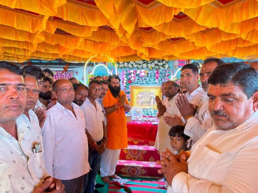 *🙏 बागोर में धर्म, सेवा और सामाजिक समरसता का संदेश 🙏*
महेश कुमार बिड़ला/मीडिया प्रभारी मांडल भीलवाड़ा
*श्री बाबा रामदेव जी महाराज के 20वें विशाल भंडारे के शुभारंभ अवसर पर मुख्य अतिथि मांडल विधायक उदय लाल भडाणा ने बाबा रामदेव जी के चरणों में नमन कर धर्म, सेवा और सामाजिक समरसता का प्रेरणादायी संदेश दिया*
दुर्गेश सोनी ने बताया कि
विधायक ने कहा—
“आप धर्म की रक्षा करो, धर्म आपकी रक्षा करेगा।”
उन्होंने कहा कि सनातन धर्म और हिंदू धर्म हमारी आस्था, संस्कृति और पहचान है। हम सभी को अपने मंदिरों से जुड़ना चाहिए और मंदिर की आरती में बढ़-चढ़कर शामिल होना चाहिए। उन्होंने बताया कि वे स्वयं भी प्रतिदिन किसी न किसी मंदिर में जाकर आरती में शामिल होते और सोशल मीडिया के माध्यम से लाइव आते हैं
*साथ ही उन्होंने कल होने वाले विशाल रक्तदान शिविर में अधिक से अधिक लोगों से रक्तदान करने का आह्वान किया। उन्होंने स्वयं का उदाहरण देते हुए बताया कि वे अब तक 35 बार रक्तदान कर चुके हैं।*
धर्म की रक्षा के साथ मानव सेवा का संकल्प—यही सच्ची सनातन संस्कृति है।
आइए, मंदिर की आरती में भी जुड़ें और रक्तदान करके किसी जरूरतमंद के जीवन में रोशनी भी लाएं।
सभी अतिथियों का रामदेव सेवा समिति द्वारा स्वागत किया गया
जय श्री बाबा रामदेव जी महाराज!
जय श्री राम!
🙏 सनातन धर्म की जय हो! 🙏