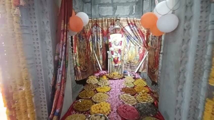 *रक्षाबंधन पर चंवरा के बालाजी मंदिर में गूंजे जयकारे, सुंदरकांड पाठ व छप्पन भोग का आयोजन हुआ*
आकोला (रमेश चंद्र डाड)
। रक्षाबंधन पर्व के अवसर पर मेवाड़ के प्रसिद्ध तीर्थधाम चंवरा के बालाजी मंदिर में को श्रद्धा और भक्ति का विशेष माहौल रहा। धार्मिक आयोजन के दौरान मंदिर परिसर बालाजी महाराज के जयकारों से गूंज उठा।
सुबह मंदिर परिसर में श्रद्धालुओं की मौजूदगी में सुंदरकांड का पाठ किया गया। श्रद्धालुओं ने भक्तिभाव के साथ सुंदरकांड पाठ में भाग लेकर बालाजी महाराज से सुख-समृद्धि एवं खुशहाली की कामना की।
सुंदरकांड पाठ के बाद पुजारी रोशन वैष्णव ने विधि-विधान से पूजा-अर्चना कर महाआरती कि । महाआरती के दौरान बड़ी संख्या में श्रद्धालु मौजूद रहे। इसके पश्चात बालाजी महाराज को छप्पन भोग अर्पित किया गया और श्रद्धालुओं को प्रसाद वितरित किया गया।
आयोजनकर्ता बालूराम अहीर, बरूंदनी के द्वारा धार्मिक आयोजन करवाया गया। कार्यक्रम में मांडलगढ़ विधायक गोपाल खंडेलवाल, गोवर्धन वैष्णव, नंदलाल अहीर, शंकर अहीर, राधेश्याम अहीर, कैलाश अहीर, हरीश अहीर, गोपाल अहीर, सौरभ अहीर, अन्नू अहीर एवं कंचन अहीर सहित गांव के गणमान्य नागरिक एवं बड़ी संख्या में श्रद्धालु उपस्थित रहे। बरूंदनी के समस्त पटेल परिवार ने भी आयोजन में भाग लेकर धार्मिक कार्यक्रम में सहभागिता निभाई।
रक्षाबंधन पर्व पर आयोजित इस धार्मिक कार्यक्रम से चंवरा के बालाजी मंदिर परिसर में दिनभर भक्तिमय वातावरण बना रहा। श्रद्धालुओं ने बालाजी महाराज के दर्शन कर परिवार की सुख-शांति एवं समृद्धि की मंगलकामना की।