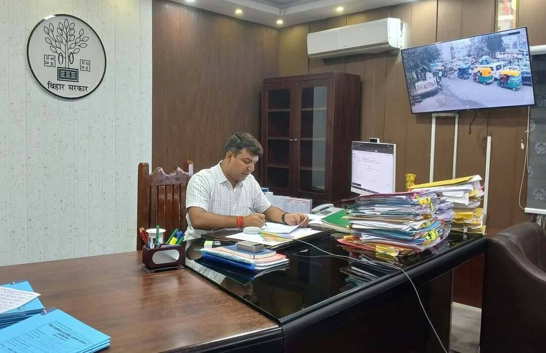 आज दिनांक 29.08.2026 को लोक शिकायत निवारण के द्वितीय अपील अन्तर्गत प्राप्त 13 अपील आवेदनों एवं सेवा शिकायत निवारण अन्तर्गत 01 अपील आवेदन पर जिला पदाधिकारी, रोहतास द्वारा सुनवाई की गयी। सुनवाई के दौरान लोक प्राधिकार / सेवा प्राधिकार के रूप में जिला पंचायत राज पदाधिकारी, अनुमण्डल पदाधिकारी बिक्रमगंज, सहायक अनुमण्डल पदाधिकारी डिहरी, भूमि सुधार उप समाहर्त्ता सासाराम उपस्थित रहें। लोक प्राधिकार / सेवा प्राधिकार द्वारा अनुपालन प्रतिवेदन समर्पित किया गया। प्राप्त अनुपालन प्रतिवेदन के आलोक में सुनवाई की गई तथा उपस्थित पक्षों को विस्तार से सुना गया। सुनवाई के दौरान विजया कुमारी, राकेश कुमार तिवारी, ओम प्रकाश सिंह, मदन प्रसाद गुप्ता, कुणाल कुमार सिंह, प्रवीण कुमार तिवारी के शिकायतों का निराकरण करते हुये निष्पादित किया गया। शेष मामले में लोक प्राधिकार को निर्देश दिया गया कि अगली निर्धारित तिथि को अनुपालन प्रतिवेदन के साथ उपस्थित रहें। साथ हीं लोक प्राधिकार को परिवादों के निस्तारण हेतु कई निर्देश भी दिए गए।
#IPRD
#DistrictAdministration
Information & Public Relations Department, Government of Bihar