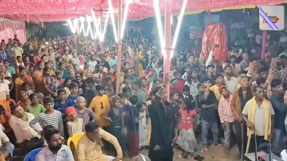 परंपरा के मेले में प्रतिभा की धूम
मेला कमेटी ने बदली परंपरा, बाहरी कलाकारों की जगह बच्चों को मिला मंच ।
#Lakhisarai #मेदनीचौकी #झूला #मेला
#Artist #Students