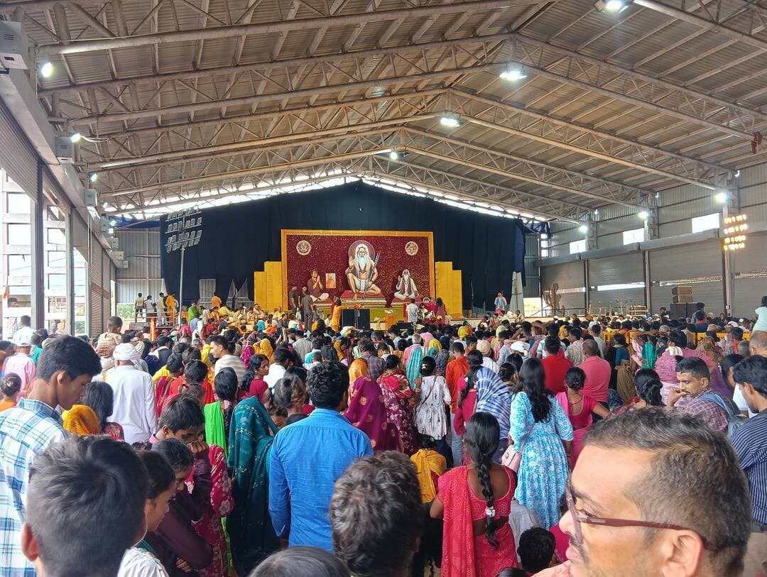 श्री बागेश्वर धाम दिव्या दरबार
महाराज धीरेंद्र शास्त्री