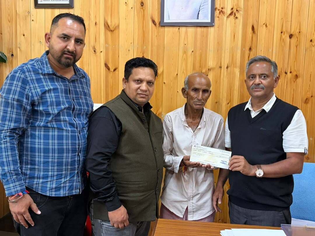 ‘ज़िंदगी रिटर्न्स’ ने कैंसर पीड़ितों को दिए ₹1.21 लाख, मुख्यमंत्री के प्रधान मीडिया सलाहकार नरेश चौहान ने की संस्था के सेवा कार्यों की सराहना
शिमला। जरूरतमंद और गंभीर बीमारियों से जूझ रहे लोगों की मदद के लिए लगातार कार्य कर रही ‘ज़िंदगी रिटर्न्स’ संस्था ने एक बार फिर मानवता की मिसाल पेश की है।
संस्था की ओर से कैंसर से पीड़ित दो मरीजों के उपचार के लिए कुल 1 लाख 21 हजार रुपये की आर्थिक सहायता प्रदान की गई।
राजधानी शिमला स्थित हिमाचल प्रदेश सचिवालय में मुख्यमंत्री के प्रधान मीडिया सलाहकार नरेश चौहान से शिष्टाचार भेंट के दौरान ‘ज़िंदगी रिटर्न्स’ संस्था के प्रधान संजीव शर्मा ने आर्थिक सहायता के चेक सौंपे।
संस्था की ओर से कैंसर पीड़ित जितेंद्र कुमार के उपचार के लिए एक लाख रुपये, जबकि शिमला के वरिष्ठ पत्रकार एवं कैंसर से जूझ रहे रमेश चंद वर्मा के उपचार के लिए 21 हजार रुपये की आर्थिक मदद दी गई।
इस दौरान नरेश चौहान ने ‘ज़िंदगी रिटर्न्स’ संस्था द्वारा जरूरतमंद मरीजों की मदद के लिए किए जा रहे सामाजिक एवं मानवीय कार्यों की सराहना की। उन्होंने कहा कि गंभीर बीमारी के समय मरीज और उसके परिवार को आर्थिक एवं मानसिक सहारे की जरूरत होती है और ऐसे समय में सामाजिक संस्थाओं द्वारा आगे बढ़कर मदद करना सराहनीय पहल है।
शिष्टाचार भेंट के दौरान ‘ज़िंदगी रिटर्न्स’ के चेयरमैन प्रदीप चौहान और समाजसेवी ममता शर्मा भी मौजूद रहीं।
‘ज़िंदगी रिटर्न्स’ संस्था इससे पहले भी कैंसर सहित कई गंभीर बीमारियों से जूझ रहे जरूरतमंद मरीजों की मदद कर चुकी है।
संस्था की ओर से उपचार के लिए आर्थिक सहायता उपलब्ध करवाने के साथ-साथ कई क्रिटिकल केयर मरीजों की जिंदगी बचाने में भी सहयोग किया गया है।
संस्था के प्रधान संजीव शर्मा ने कहा कि ‘ज़िंदगी रिटर्न्स’ का उद्देश्य जरूरतमंद मरीजों को उनके कठिन समय में आर्थिक सहारा देना है, ताकि पैसे की कमी किसी व्यक्ति के इलाज में बाधा न बने।
उन्होंने कहा कि संस्था आगे भी जरूरतमंद और गंभीर रूप से बीमार लोगों की मदद के लिए अपने प्रयास जारी रखेगी।
‘ज़िंदगी रिटर्न्स’ का प्रयास यही है कि बीमारी से जूझ रहे किसी इंसान को इलाज के साथ उम्मीद का सहारा भी मिले।
