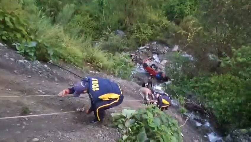 🚨 चकराता में बड़ा सड़क हादसा, 35 मीटर गहरी खाई में गिरी कार
चकराता के सहिया क्षेत्र में लालपुल के पास एक टाटा टियागो कार (DL9C 8092) अनियंत्रित होकर करीब 35 मीटर गहरी खाई में जा गिरी। हादसे के समय कार में 3 पुरुष और 2 महिलाएं समेत कुल 5 लोग सवार थे।
सूचना मिलते ही SDRF और पुलिस टीम मौके पर पहुंची। उप निरीक्षक जसपाल सिंह के नेतृत्व में SDRF जवानों ने खाई में उतरकर कड़ी मशक्कत के बाद सभी पांचों घायलों को सुरक्षित बाहर निकाला।
हादसे में 2 लोग गंभीर और 3 लोग मामूली रूप से घायल हुए हैं। सभी घायलों को एंबुलेंस से नजदीकी अस्पताल भेजा गया। फिलहाल सभी खतरे से बाहर बताए जा रहे हैं।
पुलिस हादसे के कारणों की जांच में जुटी है।
📍 चकराता | विकासनगर
📅 29 अगस्त 2026