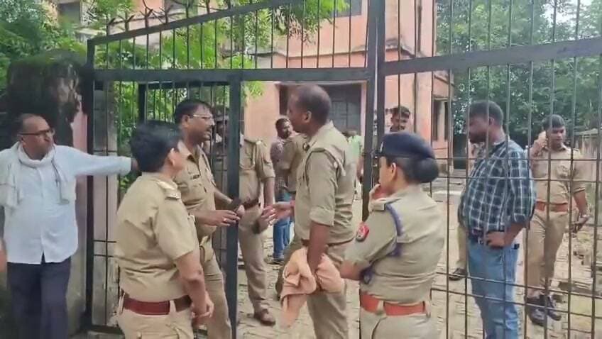 छुट्टी न मिलने से तड़पकर महिला सिपाही की मौत: बस्ती में खाकी पर उठे गंभीर सवाल! 🚨💔 यूपी के बस्ती जिले से एक दिल दहला देने वाली और व्यवस्था को कटघरे में खड़ा करने वाली खबर सामने आई है। पुलिस महकमे में तैनात महिला सिपाही केसरी वर्मा की ड्यूटी के दौरान अचानक तबीयत बिगड़ने से दर्दनाक मौत हो गई। बताया जा रहा है कि एक हादसे में सिर में गंभीर चोट लगने के बाद केसरी ने इलाज के लिए पुलिस ऑफिस (CRK) से छुट्टी की गुहार लगाई थी, लेकिन उन्हें छुट्टी नहीं दी गई। लाचारी और दर्द के बीच ड्यूटी पर तैनात रहने के दौरान उनकी हालत ज्यादा बिगड़ गई और उन्होंने दम तोड़ दिया। केसरी के पति भी पुलिस में ही सिपाही के पद पर कार्यरत हैं। खाकी के इस संवेदनहीन रवैये पर अब सवाल खड़े हो रहे हैं... ⚠️🙏 📹 वीडियो क्रेडिट: सोशल मीडिया #basti #UPPolice #kesariverma #policedepartment #viralvideoシ