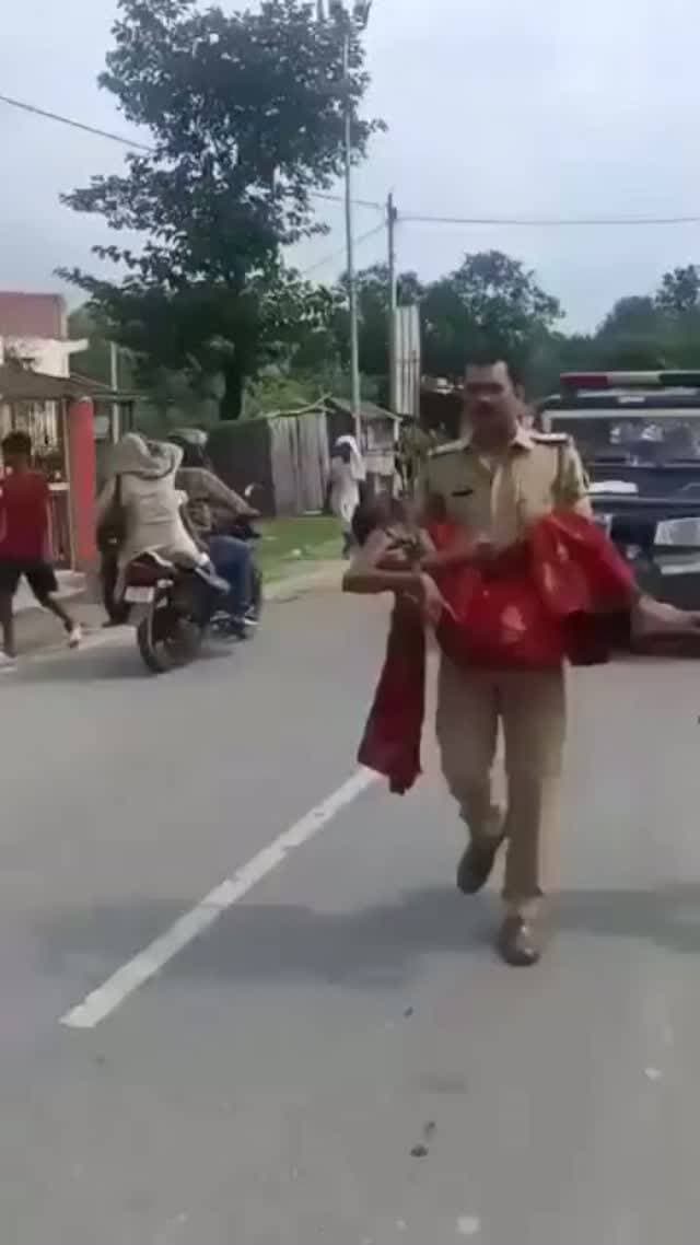 रीलबाजी का शौक जो ना करा दे!! 😄📱
बहराइच में इंस्पेक्टर साहब बने बॉलीवुड हीरो, घायल महिला को गोद में उठाकर दौड़े अस्पताल! #वीडियो #वायरल
बहराइच। रील बनाने का जुनून अब ऐसा सिर चढ़कर बोल रहा है कि आम आदमी से लेकर बड़े-बड़े अधिकारी भी इसके रंग में रंगे नजर आ रहे हैं। ताजा मामला बहराइच का बताया जा रहा है, जहां एक इंस्पेक्टर साहब बॉलीवुड हीरो स्टाइल में घायल महिला को गोद में उठाकर अस्पताल की ओर ले जाते दिखाई दिए।
मजेदार बात तो यह रही कि इंस्पेक्टर साहब महिला को गोद में लेकर आगे-आगे बढ़ रहे थे और पुलिस की गाड़ी करीब 10 किलोमीटर प्रति घंटे की रफ्तार से हौले-हौले पीछे चल रही थी! 😄
अब यह असली सेवा भाव था या कैमरे के लिए फुल बॉलीवुड स्टाइल रीलबाजी, यह तो वीडियो देखने वाले ही तय करें!
पूरे देश में “रील का रोज़गार” टॉप पर है—PM से लेकर कोतवाल तक! 😂📱
रील है भाई... कुछ भी करा सकती है!