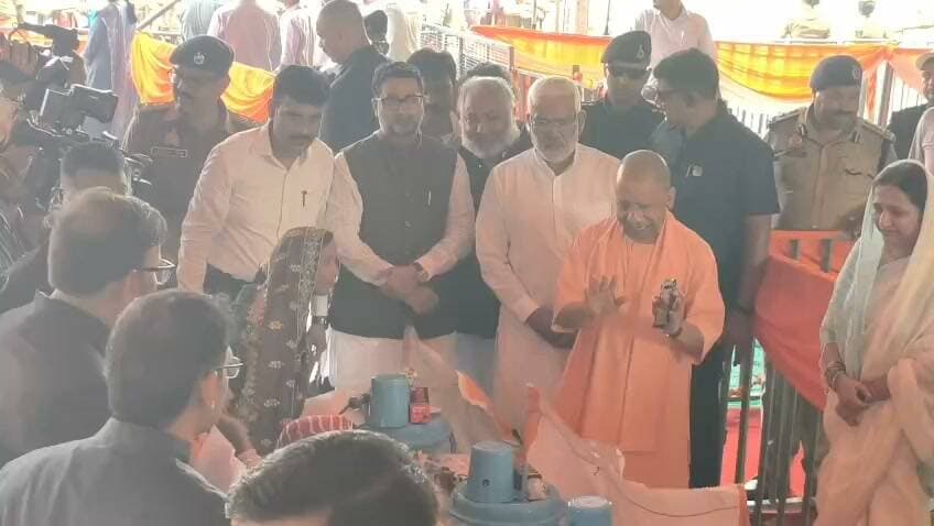 बलिया में बाढ़ राहत सामाग्री वितरित करते योगी आदित्यनाथ मुख्यमंत्री