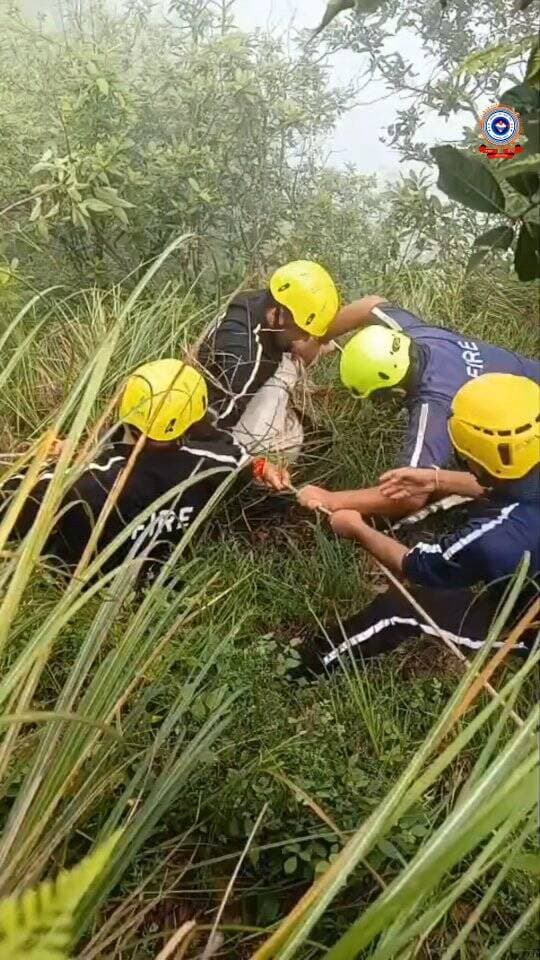 अदम्य साहस और बेजुबां की सुरक्षा! 🐾🚒
पिथौरागढ़ में एक खड़ी पहाड़ी की खतरनाक ढलान पर फंसी बेजुबां बकरी के लिए पिथौरागढ़ फायर रेस्क्यू यूनिट बनी देवदूत!
जैसे ही फायर स्टेशन पिथौरागढ़ को सूचना मिली, यूनिट बिना एक पल गंवाए तत्काल घटनास्थल पर पहुंची। जीवन चाहे इंसान का हो या किसी बेजुबां का, फायर सर्विस के लिए हर जान कीमती है। रोप, सीट हार्नेस और कैराबिनर जैसे अत्याधुनिक उपकरणों की मदद से फायर फाइटर्स ने मुश्किल परिस्थितियों का सामना करते हुए बकरी को पूरी तरह सुरक्षित रेस्क्यू किया।
#PithoragarhFireService #UttarakhandPolice #RescueOperation #AnimalRescue #uttarakhandfireservice