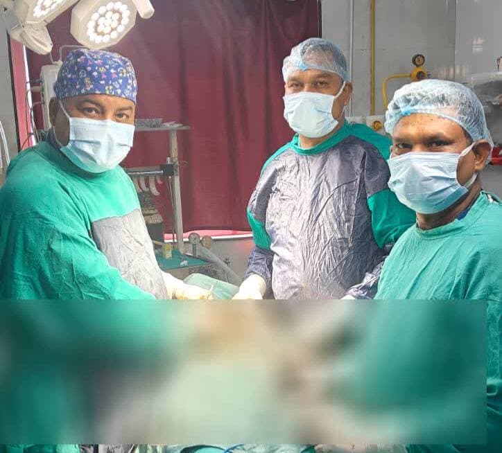 गॉल ब्लैडर कैंसर की जटिल सर्जरी का सफल ऑपरेशन, 50 वर्षीय महिला को मिली नई जिंदगी
प्रकाश मल्टीस्पेशियलिटी हॉस्पिटल में रेडिकल कोलेसिस्टेक्टॉमी सफल, स्वस्थ होकर घर लौटीं मरीज; विशेषज्ञ डॉक्टरों की टीम ने संभाला चुनौतीपूर्ण केस
गया। प्रकाश मल्टीस्पेशियलिटी हॉस्पिटल, गया में गॉल ब्लैडर (पित्ताशय) कैंसर से जूझ रही 50 वर्षीय महिला मरीज की बेहद जटिल और चुनौतीपूर्ण रेडिकल कोलेसिस्टेक्टॉमी (Radical Cholecystectomy) सर्जरी सफलतापूर्वक की गई। ऑपरेशन के बाद मरीज की हालत लगातार संतोषजनक रही और बेहतर रिकवरी के बाद शनिवार को उन्हें स्वस्थ अवस्था में अस्पताल से डिस्चार्ज कर दिया गया। मरीज के स्वस्थ होकर घर लौटने से परिजनों में खुशी का माहौल है।
इस जटिल सर्जरी को अस्पताल के वरिष्ठ लेप्रोस्कोपिक एवं जनरल सर्जन डॉ. जे. पी. सिंह तथा वरिष्ठ ऑन्को सर्जन डॉ. नवीन कुमार के संयुक्त नेतृत्व में अंजाम दिया गया। चिकित्सकों के अनुसार गॉल ब्लैडर कैंसर की सर्जरी सामान्य ऑपरेशन की तुलना में काफी चुनौतीपूर्ण होती है। इसमें कैंसर की स्थिति, आसपास के अंगों एवं ऊतकों में संभावित फैलाव तथा मरीज की समग्र स्वास्थ्य स्थिति को ध्यान में रखते हुए सर्जरी की विस्तृत योजना तैयार करनी पड़ती है।
डॉ. जे. पी. सिंह ने बताया कि मरीज की सर्जरी सफलतापूर्वक पूरी की गई। ऑपरेशन के बाद मरीज की रिकवरी अच्छी रही और उनकी स्थिति लगातार संतोषजनक बनी रही। चिकित्सकीय निगरानी एवं पोस्ट-ऑपरेटिव केयर के बाद अब मरीज को अस्पताल से छुट्टी दे दी गई है। डॉ. नवीन कुमार ने कहा कि गॉल ब्लैडर कैंसर के उपचार में बीमारी की समय पर पहचान, सही स्टेजिंग, विशेषज्ञ सर्जिकल प्लानिंग और अनुभवी टीम की अहम भूमिका होती है। जटिल ऑन्को-सर्जरी में कैंसर सर्जरी के सिद्धांतों का पालन करते हुए सुरक्षित और समुचित उपचार करना बेहद जरूरी है।
सर्जरी की सफलता में केवल सर्जिकल टीम ही नहीं, बल्कि एनेस्थीसिया टीम, ऑपरेशन थिएटर स्टाफ और नर्सिंग टीम की भी महत्वपूर्ण भूमिका रही। सभी टीमों के बीच बेहतर समन्वय, सतर्कता और समर्पण के कारण ऑपरेशन से लेकर पोस्ट-ऑपरेटिव देखभाल तक की पूरी प्रक्रिया सफलतापूर्वक पूरी हुई।
अस्पताल प्रबंधन ने कहा कि “किसी भी जटिल सर्जरी की सफलता किसी एक डॉक्टर की उपलब्धि नहीं, बल्कि पूरी टीम के सामूहिक प्रयास का परिणाम होती है।” प्रबंधन ने सर्जरी में सहयोग करने वाली सभी टीमों के प्रति आभार जताया।
प्रकाश मल्टीस्पेशियलिटी हॉस्पिटल में जटिल सर्जिकल एवं ऑन्को-सर्जिकल सेवाओं की उपलब्धता से गया और आसपास के मरीजों को अपने क्षेत्र में ही विशेषज्ञ उपचार का विकल्प मिल रहा है। 50 वर्षीय महिला का सफल ऑपरेशन के बाद स्वस्थ होकर घर लौटना अस्पताल की पूरी टीम के लिए महत्वपूर्ण उपलब्धि माना जा रहा है।
#गयाजी
#गया_हो
#बिहार
#hospitality