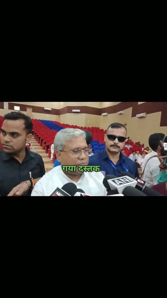 राहुल गांधी पर संतोष सुमन का बड़ा हमला, बोले- भाषा में लाएं परिपक्वता, तभी विपक्ष की भूमिका निभा पाएंगे
मंत्री संतोष कुमार सुमन ने कहा की राहुल गांधी के बयान और उनकी भाषा को लेकर जोरदार हमला बोला है। उन्होंने कांग्रेस के लंबे शासनकाल पर सवाल खड़े करते हुए कहा कि राहुल गांधी के पूर्वजों ने करीब 40 वर्षों तक देश में शासन किया। उस दौरान गरीबों और दलितों की स्थिति क्या थी, यह देश की जनता जानती है।
उन्होंने कहा की उस समय कितने दलितों को प्रधानमंत्री बनाया गया और कितने दलितों को महत्वपूर्ण पदों पर सम्मानजनक प्रतिनिधित्व दिया गया? मंत्री संतोष सुमन ने कहा कि राहुल गांधी जिस तरह की भाषा का प्रयोग कर रहे हैं, वह उनकी राजनीतिक अपरिपक्वता को दर्शाता है।
उन्होंने कहा कि कांग्रेस शासन के दौरान आम गरीब और दलित वर्ग को कई समस्याओं का सामना करना पड़ता था, जबकि आज एनडीए सरकार विकास और जनकल्याण के लिए लगातार काम कर रही है। उन्होंने कहा कि केंद्र और एनडीए सरकार की ओर से स्किल डेवलपमेंट सहित कई योजनाओं पर काम किया जा रहा है, जिससे युवाओं को रोजगार और आत्मनिर्भरता के अवसर मिल रहे हैं। मंत्री संतोष कुमार सिंह ने राहुल गांधी को नसीहत देते हुए कहा कि उन्हें अपनी भाषा और बयानबाजी में परिपक्वता लानी चाहिए। विपक्ष की भूमिका जिम्मेदारी की होती है और राहुल गांधी को इसका एहसास होना चाहिए। तभी वह एक मजबूत और प्रभावी विपक्ष के रूप में अपनी भूमिका निभा पाएंगे।
#गयाजी
#biharpolties
#गया_हो
#GayaPolice
#बिहार
#LatestNews
#gaya
#लेटेस्ट
#santoshsuman
#CrimeNews
#JitanRamManjhi
#तेजस्वी