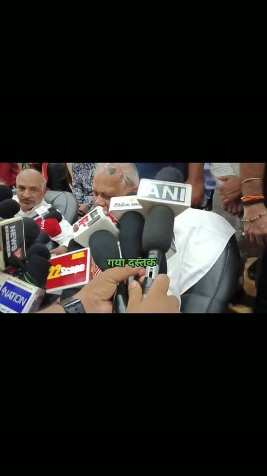 चिराग की इस्तीफे की मांग पर मांझी का करारा पलटवार, बोले- गरीबों के हक की लड़ाई से पीछे नहीं हटेंगे
गया। गया शहर के हरिदास सेमिनरी के ऑडिटोरियम सभागार में शनिवार को हिंदुस्तानी आवाम मोर्चा (सेक्युलर) की ओर से गया जिला कार्यकारिणी के गठन एवं प्रदेश पदाधिकारियों के स्वागत समारोह का आयोजन किया गया। कार्यक्रम का आयोजन हिंदुस्तानी आवाम मोर्चा (सेक्युलर) के गया जिला अध्यक्ष टूटू खान के नेतृत्व में किया गया। समारोह में पार्टी के नेताओं और कार्यकर्ताओं की मौजूदगी में संगठन को मजबूत करने और आगामी राजनीतिक मुद्दों पर चर्चा की गई।
कार्यक्रम के दौरान केंद्रीय मंत्री एवं हिंदुस्तानी आवाम मोर्चा (सेक्युलर) के प्रमुख नेता जीतन राम मांझी ने चिराग पासवान की ओर से उनके और मंत्री संतोष कुमार सुमन के इस्तीफे की मांग पर जोरदार पलटवार किया। मांझी ने कहा कि चिराग पासवान संतोष कुमार सुमन की बात को सही तरीके से समझ नहीं पा रहे हैं, इसी वजह से वह इस्तीफे की मांग कर रहे हैं।
जीतन राम मांझी ने कहा कि आरक्षण का लाभ समाज के वास्तविक रूप से वंचित लोगों तक पहुंचना चाहिए। इसके लिए आरक्षण के लाभ का बंटवारा जरूरी है। उन्होंने कहा कि संतोष कुमार सुमन ने आरक्षण को लेकर कोई नई या बड़ी बात नहीं कही है। उन्होंने पार्टी के सिद्धांत के तहत अपनी बात रखी है और हिंदुस्तानी आवाम मोर्चा (सेक्युलर) इसी विचारधारा के साथ आगे बढ़ रहा है।
मांझी ने कहा कि आरक्षण का उद्देश्य उन लोगों को सामाजिक और आर्थिक रूप से आगे बढ़ने का अवसर देना है, जो लंबे समय से वंचित रहे हैं। यदि आरक्षण का लाभ समाज के जरूरतमंद और वास्तविक वंचित वर्गों तक नहीं पहुंचा, तो आने वाले समय में बड़ी संख्या में लोग इसके लाभ से वंचित रह सकते हैं। उन्होंने कहा कि व्यापक जनहित को ध्यान में रखते हुए आरक्षण के लाभ का बंटवारा किया जाना जरूरी है।
केंद्रीय मंत्री ने कहा कि उनकी पार्टी इस मुद्दे पर मजबूती के साथ अपनी लड़ाई जारी रखेगी। इसके लिए पार्टी के नेता और कार्यकर्ता एकजुट होकर संघर्ष करेंगे।
उन्होंने स्पष्ट किया कि गरीब और वंचित तबके के अधिकारों से जुड़े इस मुद्दे पर हिंदुस्तानी आवाम मोर्चा (सेक्युलर) पीछे हटने वाला नहीं है। चिराग पासवान पर निशाना साधते हुए मांझी ने कहा कि यदि कोई गरीब और वंचित लोगों के हित की बात को समझने के बजाय इस्तीफे की मांग करता है, तो यह उचित नहीं है। उन्होंने कहा कि आरक्षण के लाभ को वास्तविक रूप से वंचित वर्गों तक पहुंचाने की जरूरत है और उनकी पार्टी इस मांग को मजबूती से उठाती रहेगी।
गया में आयोजित इस कार्यक्रम के दौरान जिला कार्यकारिणी के गठन के साथ पार्टी संगठन को जमीनी स्तर पर मजबूत करने पर भी जोर दिया गया। प्रदेश पदाधिकारियों का स्वागत किया गया और कार्यकर्ताओं से संगठन को मजबूत करने तथा जनता के मुद्दों को मजबूती से उठाने का आह्वान किया गया।
#गयाजी
#गया_हो
#CrimeNews
#GayaPolice
#बिहार
#LatestNews
#gaya
#gayastation
#लेटेस्ट
#JitanRamManjhi