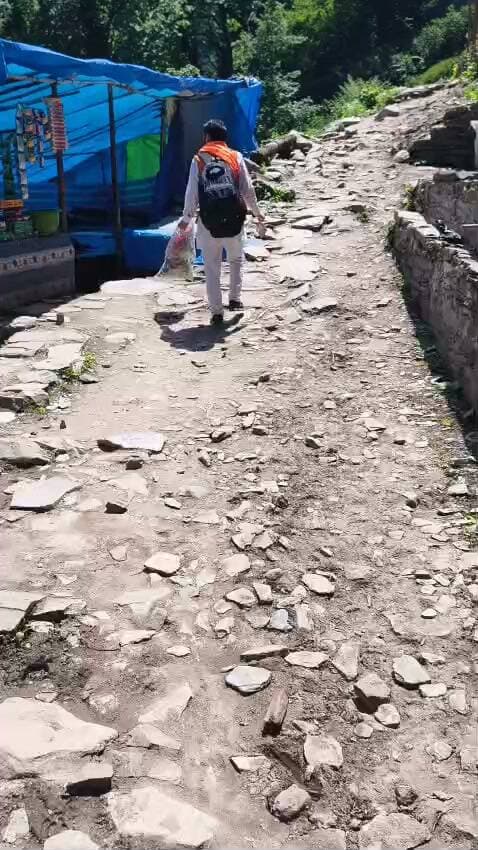 *मणिमहेश यात्रा में श्रद्धालुओं ने दिया स्वच्छता का संदेश,
* पैदल यात्रा मार्ग से खुद उठाया कचरा*
(महिंन्द्र पटियाल, भरमौर )
#bharmour #chamba #manimahesh #manimaheshyatra