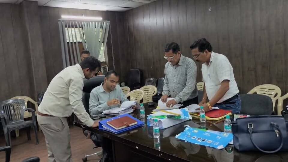 “BIG BREAKING:एसआईआर पर डीएम मयूर दीक्षित का सख्त संदेश—“पात्र मतदाता का नाम न कटे”, रुड़की तहसील में व्यवस्थाओं का लिया जायजा” - Bahadrabad News
=================
_*पूरी ख़बर पढ़ने के लिए नीचे दी गई ब्लू लाइन पर क्लिक करें।*_
👇👇
https://bahadrabadnews.com/big-breakingdm-mayur-dixits-strict-message-on-sir-eligible-voters-name-should-not-be-deleted-arrangements-taken-stock-in-roorkee-tehsil/
*"बहादराबाद न्यूज़/ की खबरे व्हाट्सएप पर पाने के लिए ग्रुप से जुड़े.. क्लिक करे!*👇
https://chat.whatsapp.com/JRJhdKtAfvYEyJxTAHmU0W
=================
_*News by -SHAJAD ALI*_