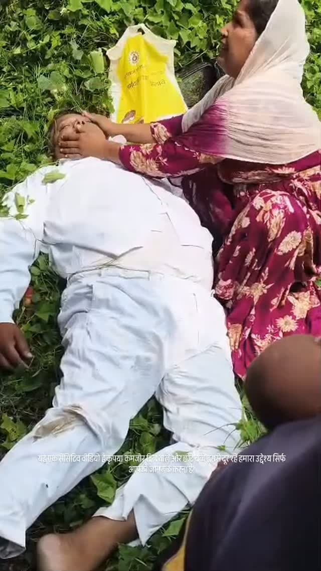 कार ने ई-रिक्शा में मारी टक्कर, चार घायल, एक की हालत नाजुक
सैनी, कौशांबी। सैनी कोतवाली क्षेत्र के ख्वाचकीमई गांव के पास शनिवार को तेज रफ्तार कार का टायर अचानक फटने से वाहन अनियंत्रित हो गया। अनियंत्रित कार ने सामने से जा रहे ई-रिक्शा में जोरदार टक्कर मार दी। हादसे में ई-रिक्शा सवार चार लोग घायल हो गए, जिनमें एक की हालत नाजुक बताई जा रही है।
टक्कर इतनी जोरदार थी कि ई-रिक्शा क्षतिग्रस्त हो गया। हादसे के बाद मौके पर अफरा-तफरी मच गई। आसपास मौजूद लोगों ने तत्काल घायलों को बाहर निकाला और उपचार के लिए अस्पताल पहुंचाया। सूचना पर पुलिस भी मौके पर पहुंची और घटना की जानकारी जुटाई। पुलिस मामले की जांच कर रही है।
#कौशांबी #सैनी #सड़क_हादसा #ई_रिक्शा #कार_हादसा दुर्घटना घायल KaushambiNews RoadAccident