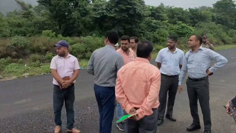 BIG BREAKING:गड्ढों पर गरजे डीएम मयूर दीक्षित! सड़कों पर खुद उतरे, अफसरों को दिए ताबड़तोड़ मरम्मत के निर्देश - Bahadrabad News
=================
_*पूरी ख़बर पढ़ने के लिए नीचे दी गई ब्लू लाइन पर क्लिक करें।*_
👇👇
https://bahadrabadnews.com/big-breaking-dm-mayur-dixit-roared-on-the-potholes-and-gave-instructions-to-the-officers-for-immediate-repairs/
*"बहादराबाद न्यूज़/ की खबरे व्हाट्सएप पर पाने के लिए ग्रुप से जुड़े.. क्लिक करे!*👇
https://chat.whatsapp.com/JRJhdKtAfvYEyJxTAHmU0W
=================
_*News by -SHAJAD ALI*_