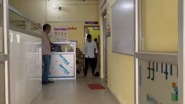 शादी का झांसा देकर दुष्कर्म करने का आरोपित गिरफ्तार
कौशांबी। चरवा थाना पुलिस ने शादी का झांसा देकर युवती से दुष्कर्म करने के मामले में वांछित आरोपित को गिरफ्तार किया है। पुलिस के अनुसार आरोपित की पहचान सुदेश कुमार उर्फ लाला पुत्र स्व. राम प्रकाश निवासी मर्दानपुर, थाना पुरामुफ्ती, प्रयागराज के रूप में हुई है।
पुलिस के मुताबिक छह जुलाई 2026 को पीड़िता ने चरवा थाने में शिकायत दर्ज कराई थी। आरोप है कि सुदेश कुमार करीब डेढ़ वर्ष से शादी का झांसा देकर उसके साथ शारीरिक संबंध बना रहा था। शादी की बात कहने पर आरोपित ने मना कर दिया और जान से मारने की धमकी भी दी।
शिकायत के आधार पर चरवा थाने में मुकदमा अपराध संख्या 160/2026 के तहत संबंधित धाराओं में मामला दर्ज किया गया था। शनिवार को मुखबिर की सूचना पर पुलिस टीम ने कार्रवाई करते हुए आरोपित को उदयपुर तिराहा के पास से गिरफ्तार कर लिया।
पुलिस ने बताया कि विधिक कार्रवाई के बाद आरोपित को न्यायालय के समक्ष पेश क
