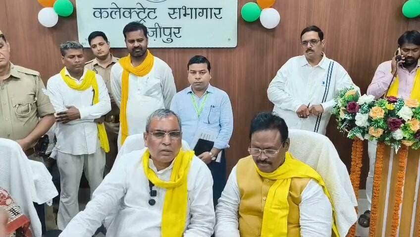 #गाजीपुर।
यूपी के मंत्री ओमप्रकाश राजभर का बयान।
अखिलेश यादव की अब कमल कीचड़ में नही खिलेगा की टिप्पणी पर दी प्रतिक्रिया।
क्या उनके सिर पर खिलेगा-ओमप्रकाश राजभर।
अखिलेश जी मानसिक संतुलन खो बैठे है-ओपी राजभर।
मौलाना द्वारा उनकी पत्नी पर अभद्र टिप्पणी की गई-ओपी राजभर।
वो अपनी पत्नी के साथ खड़े नही हैं तो प्रदेश की महिलाओं के साथ क्या खड़े होंगे-ओपी राजभर।
वो खुद को कृष्ण का वंशज कहते है-ओपी राजभर।
मौलाना ने कृष्ण को पांच वक्त का नमाजी बता दिया वो चुप्पी साधे रहे-ओपी राजभर #GhazipurNews #Ghazipurup61