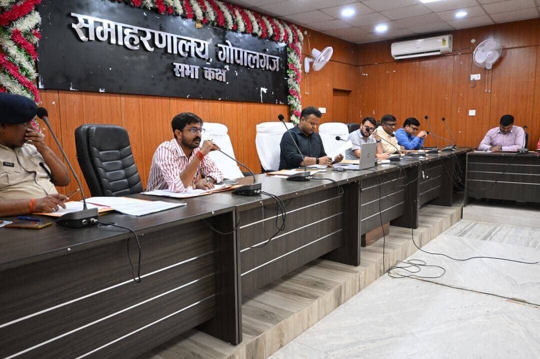 DM श्री समीर सौरभ ने मद्यनिषेध के लंबित मामलों की समीक्षा बैठक की, जब्त शराब के विनष्टीकरण और वाहनों के अधिहरण में तेजी के दिए सख्त निर्देश
आज दिनांक 29 अगस्त 2026 को समाहरणालय सभा कक्ष में जिला पदाधिकारी श्री समीर सौरभ (भा.प्र.से.) की अध्यक्षता में शराबबंदी एवं मद्यनिषेध से जुड़े मामलों की समीक्षा बैठक आयोजित की गई।
जिलाधिकारी ने सभी थानाध्यक्षों को 01 अप्रैल 2016 से लंबित 27,629 लीटर से अधिक शराब के समयबद्ध विनष्टीकरण और जब्त 256 वाहनों के अधिहरण प्रस्ताव शीघ्र भेजने के निर्देश दिए। साथ ही मोटरयान निरीक्षक को वाहनों के मूल्यांकन में तेजी लाने तथा सीमावर्ती व संवेदनशील क्षेत्रों में लगातार सघन जांच अभियान चलाने का सख्त आदेश दिया।