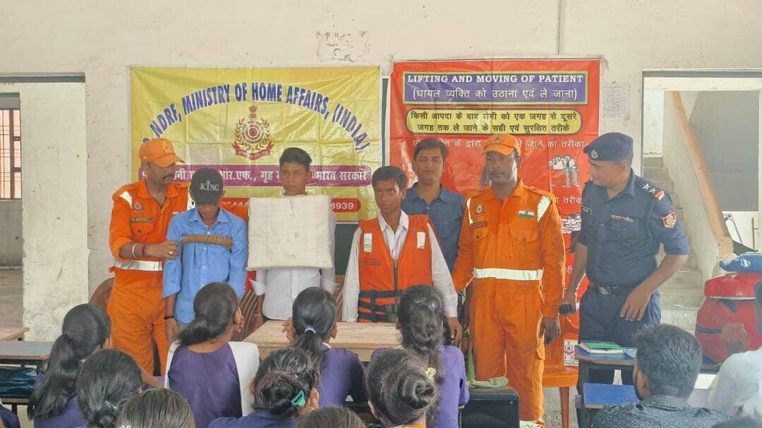 सिधवलिया के UHS डुमरिया ईस्ट एवं मगध शुगर मिल में NDRF ने चलाया आपदा प्रबंधन व स्कूल सेफ्टी प्रोग्राम
आज दिनांक 29 अगस्त 2026 को जिला प्रशासन के सौजन्य से NDRF की 9-P टीम (F Coy) द्वारा सिधवलिया स्थित UHS डुमरिया ईस्ट में स्कूल सेफ्टी प्रोग्राम (SSP) का आयोजन किया गया। इस दौरान 127 विद्यार्थियों व शिक्षकों को CPR, सर्पदंश, वज्रपात, बाढ़ तथा प्राथमिक उपचार की व्यावहारिक तकनीक सिखाई गई।
इसके साथ ही मगध शुगर एंड एनर्जी लिमिटेड, सिधवलिया में भी औद्योगिक सुरक्षा व आपदा पूर्व तैयारियों पर आधारित कार्यशाला आयोजित की गई, जहाँ कर्मियों को आपातकालीन परिस्थितियों से निपटने व त्वरित प्रतिक्रिया देने का प्रशिक्षण दिया गया।